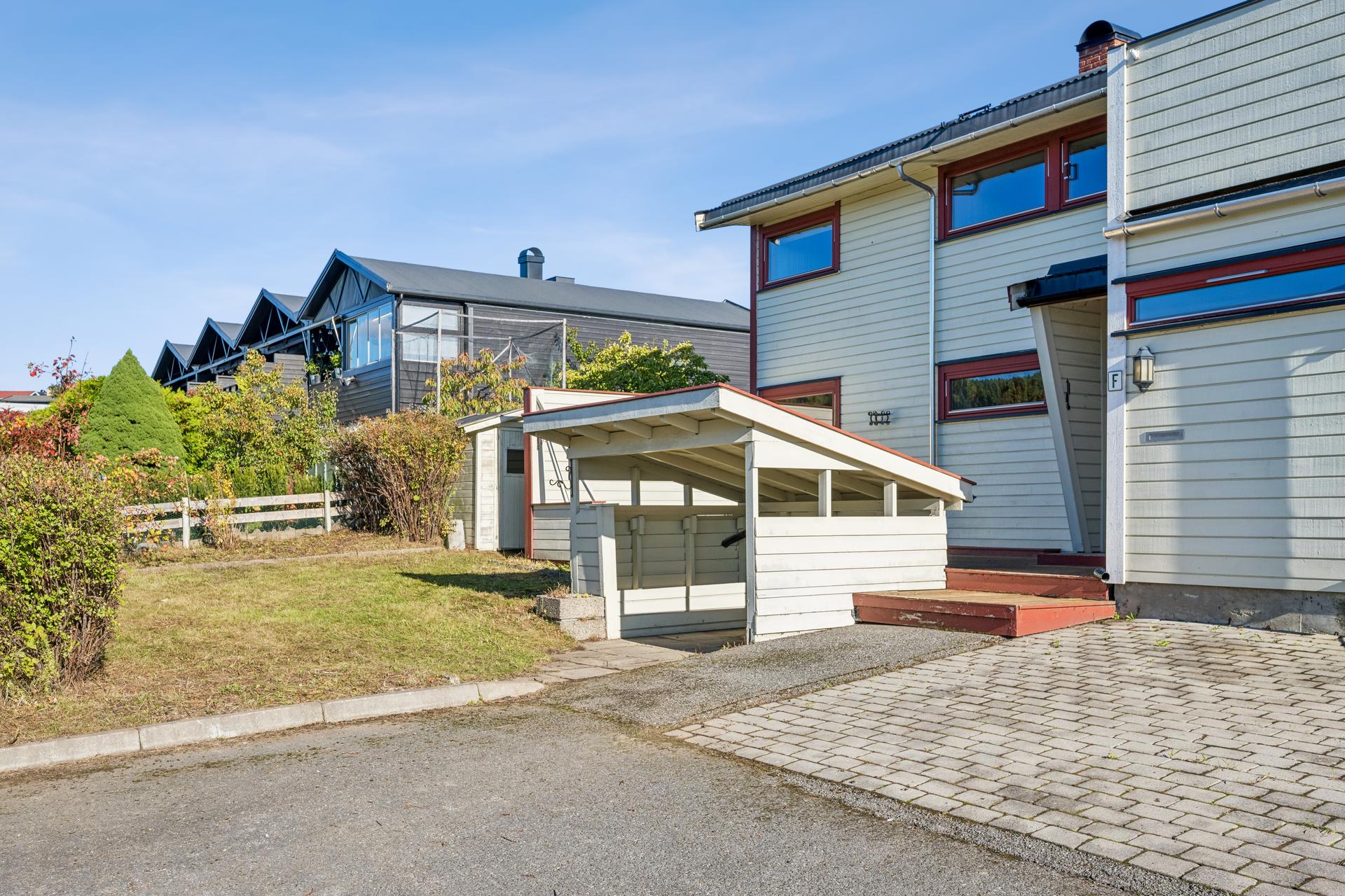 Enderekkehus over tre plan i Hvitveisen borettslag, med egen romslig hage samt grønt areal foran ved inngangsparti. Du har og store terrasseflater foran og bak huset. . Bilde nummer 2 av 3