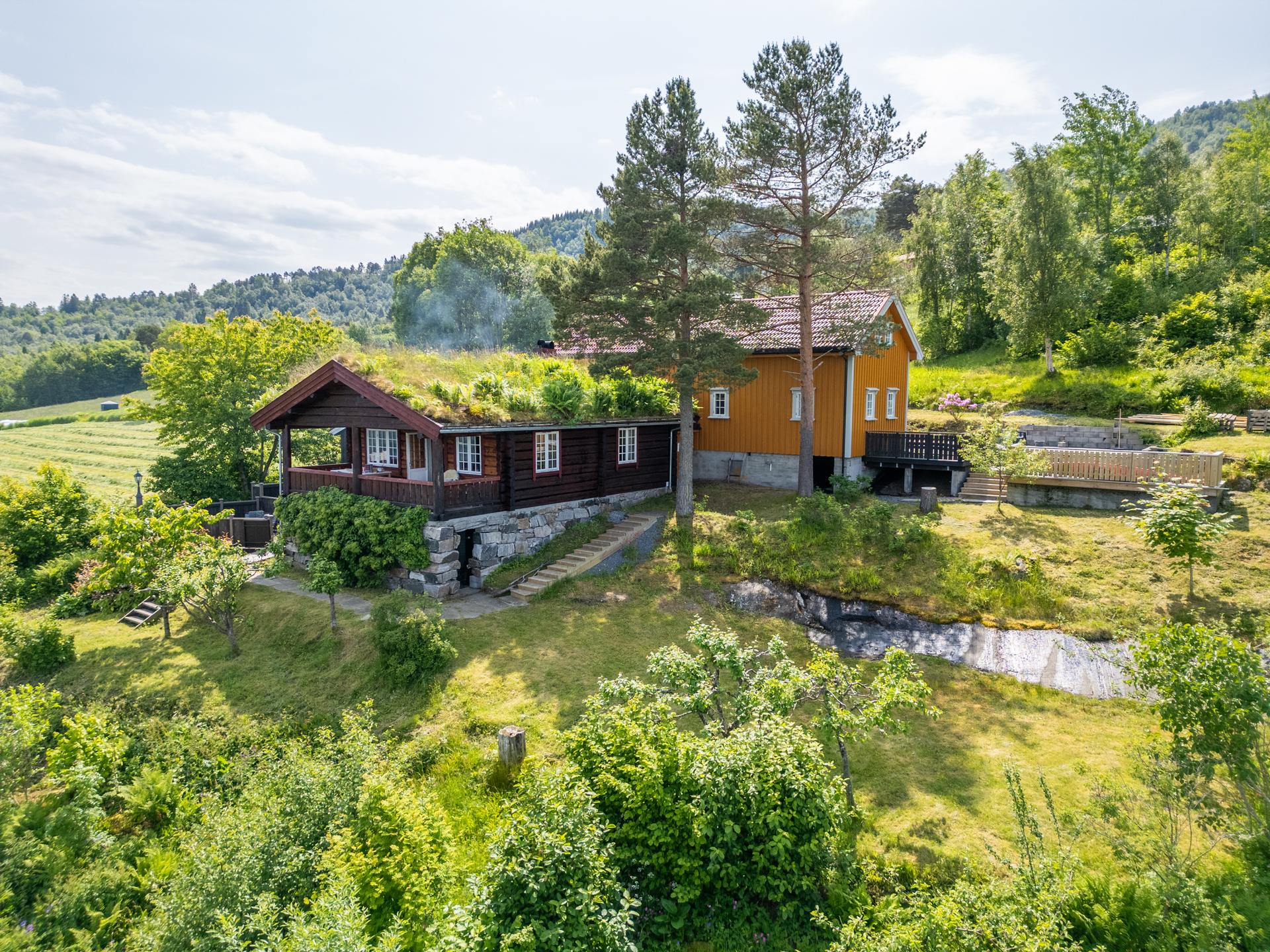 Hytten består av en opprinnelig tømmerbygning i front og et tilbygg bak . Bilde nummer 2 av 3