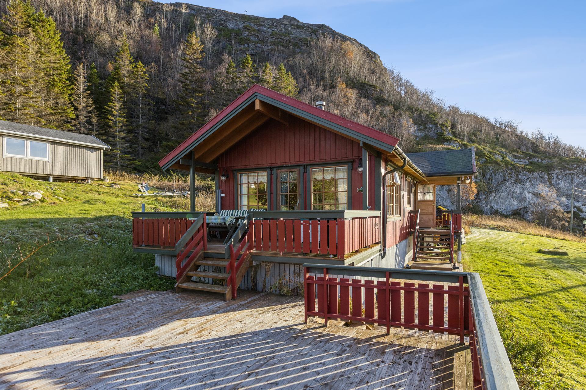 Uteområdet byr på romslige terrasseflater og overbygd adkomst fra stuen.. Bilde nummer 3 av 3
