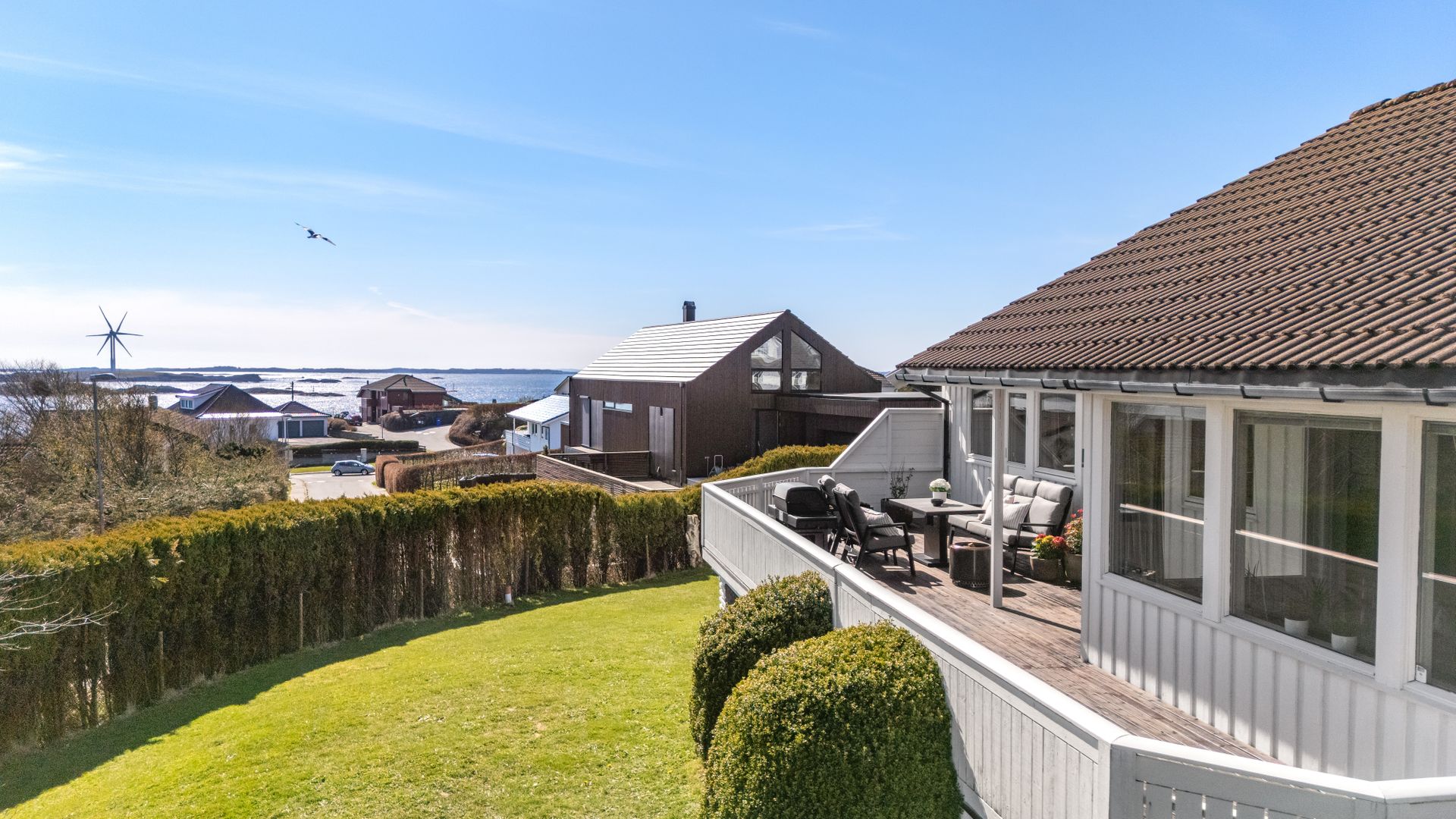 Eiendommen har en attraktiv beliggenhet i et rolig og barnevennlig område, med flott utsikt mot sjøen.. Bilde nummer 3 av 3
