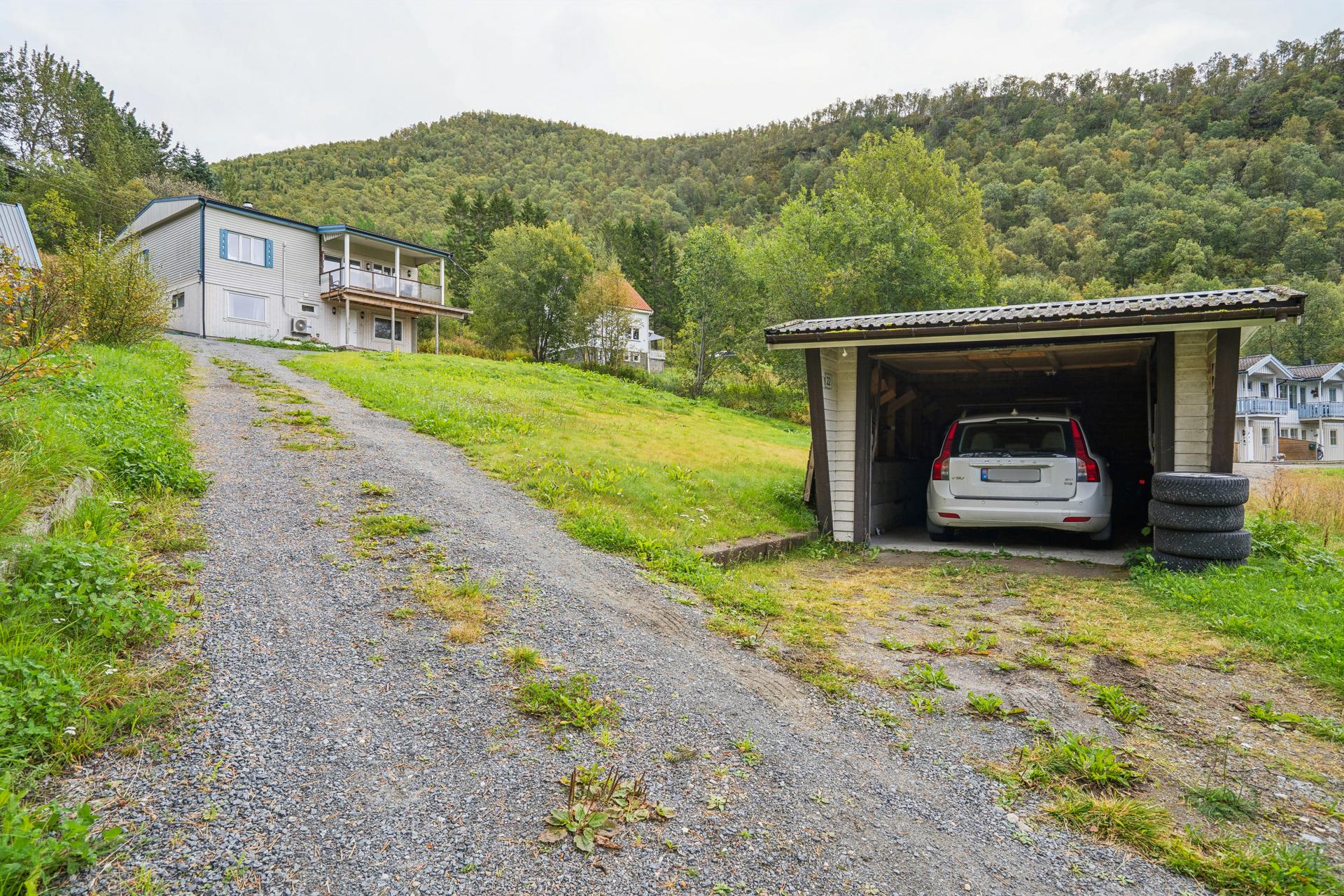 Innholdsrik enebolig over to plan med frittstående garasje, anneks, drivhus og romslig tomt. Bilde nummer 2 av 3