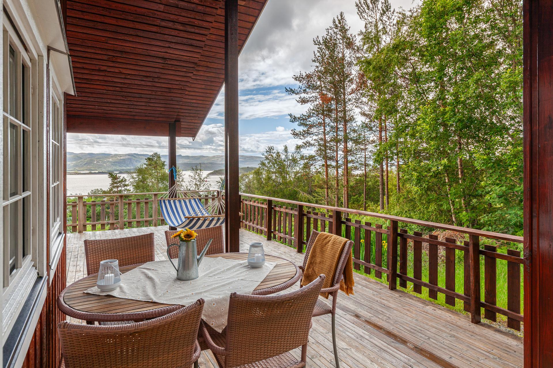 Stor, overbygd terrasse hvor du kan nyte utsikt over fjorden og det vakre kystlandskapet.. Bilde nummer 2 av 3