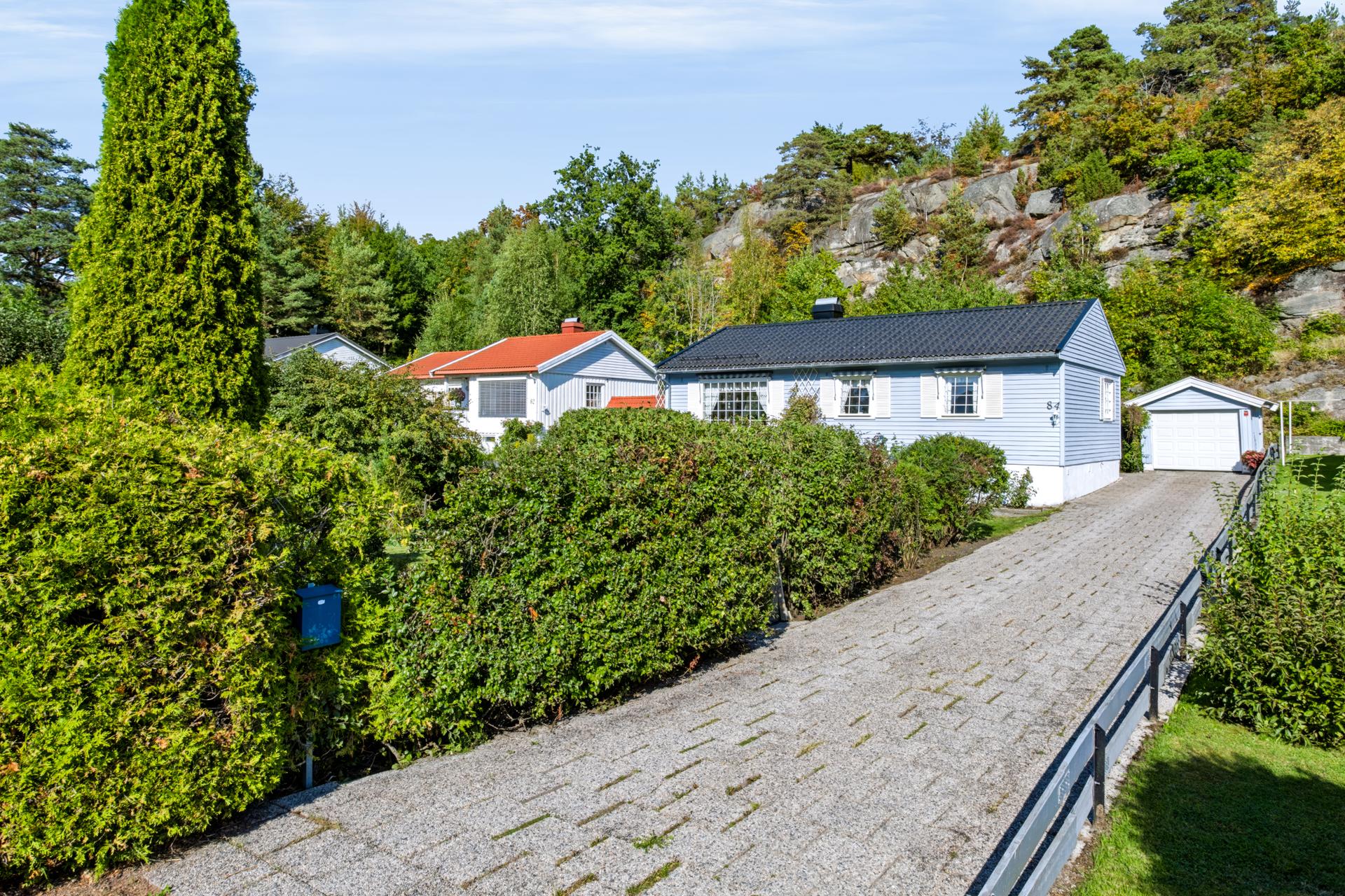 Innkjørsel med parkering på egen tomt.. Bilde nummer 3 av 3