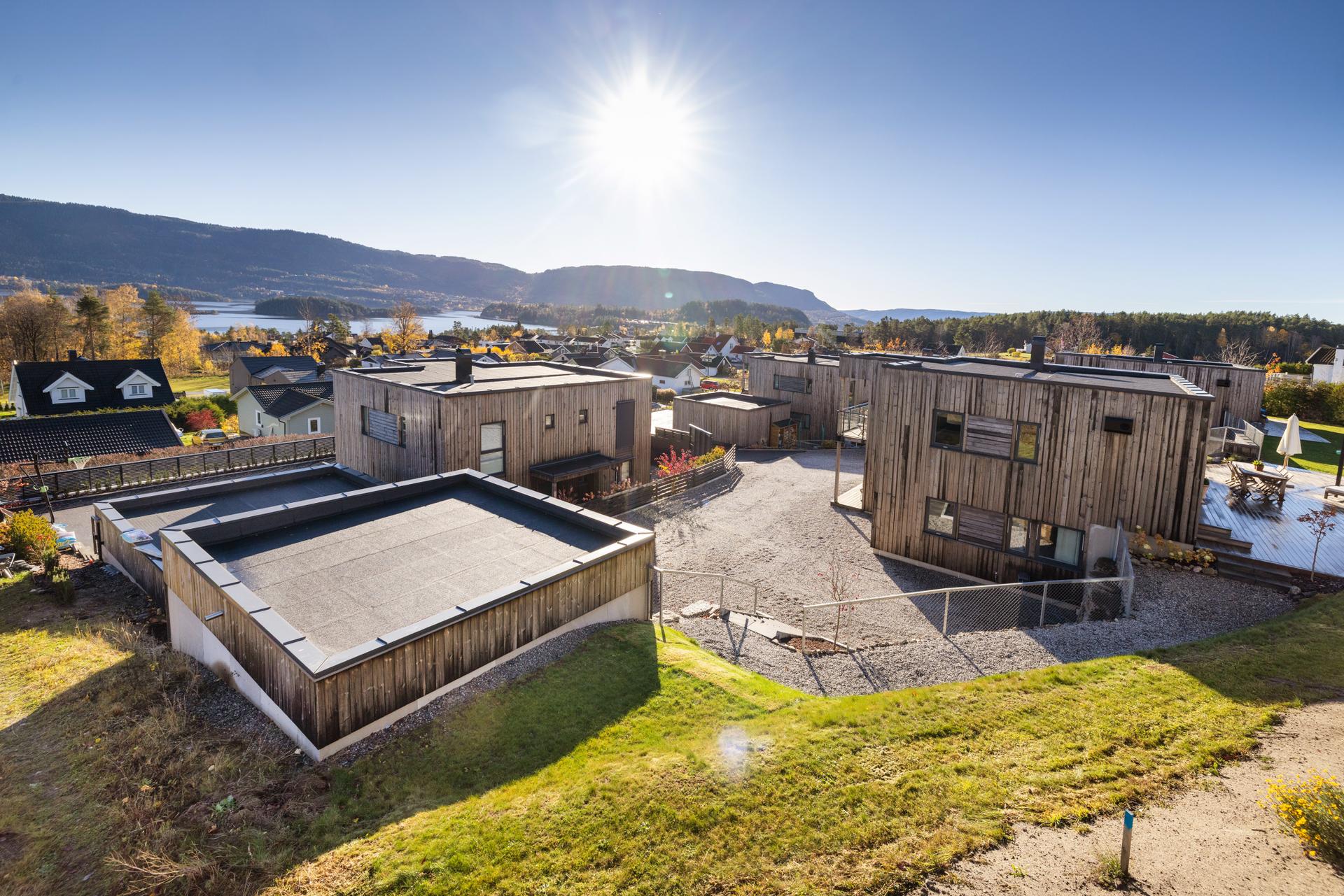 Eiendommen ligger i et etablert boligområde i øvre Steinsåsen med kort avstand til Steinsfjorden.. Bilde nummer 3 av 3