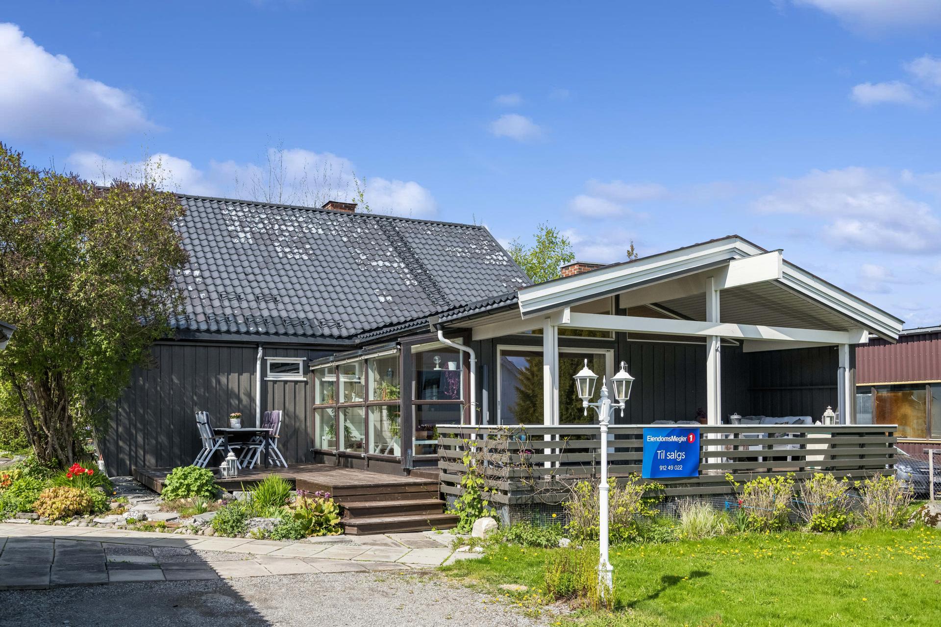 Eiendommen har solrik beliggenhet med hyggelige uteplasser og pent opparbeidet tomt.. Bilde nummer 2 av 3