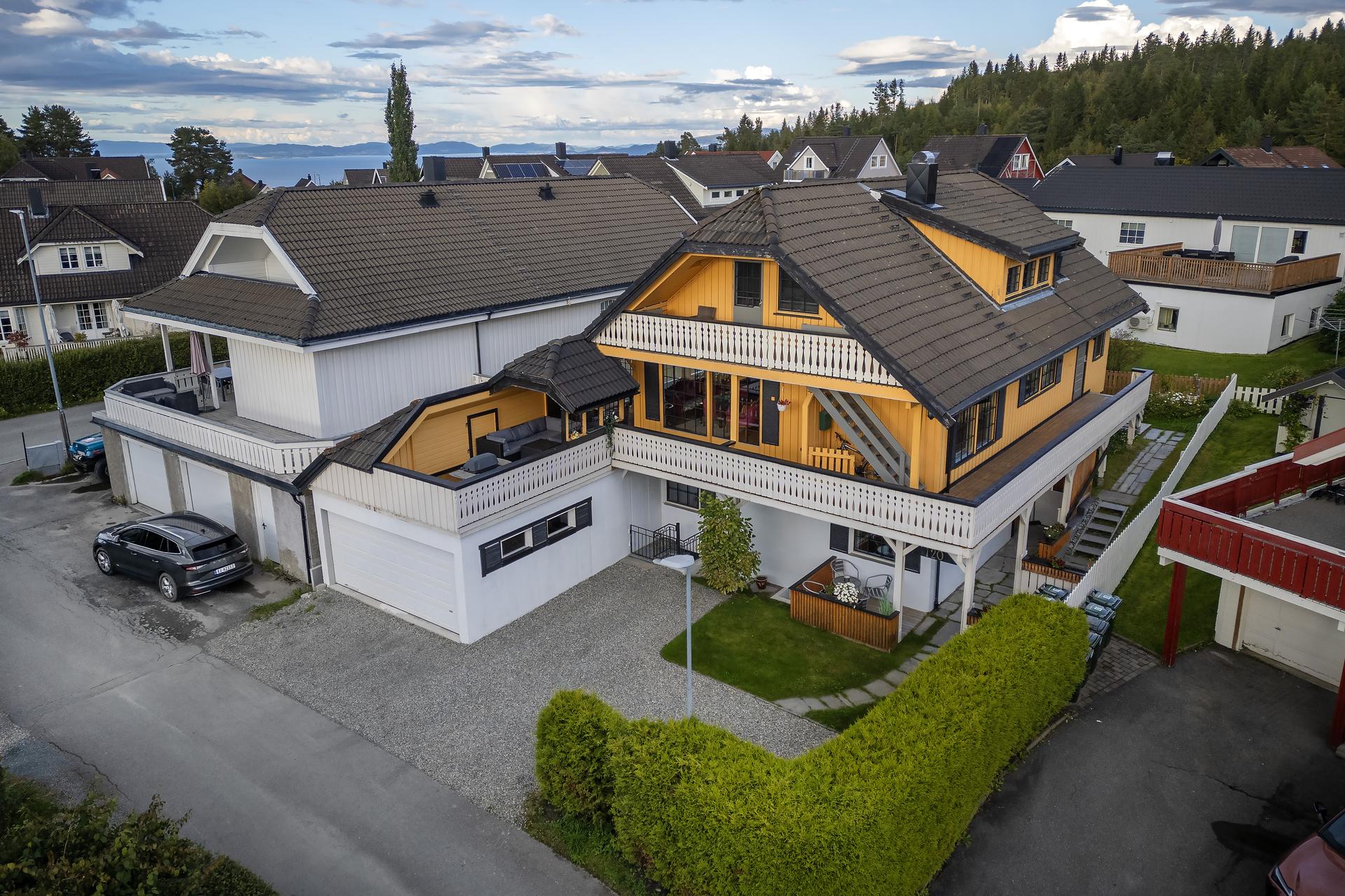 Velkommen til Stokkanhaugen 120! En innholdsrik enebolig på som ligger i et attraktivt og familievennlig boligområde. Foto: Ludvig Killingberg.. Bilde nummer 1 av 3