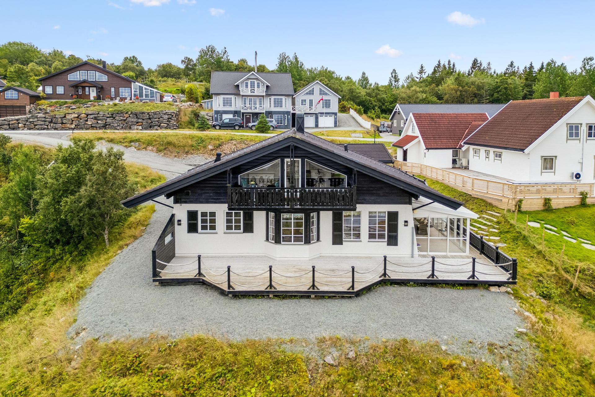 Innholdsrik og flott enebolig i et veletablert boligfelt på Melandsjø. Bilde nummer 3 av 3