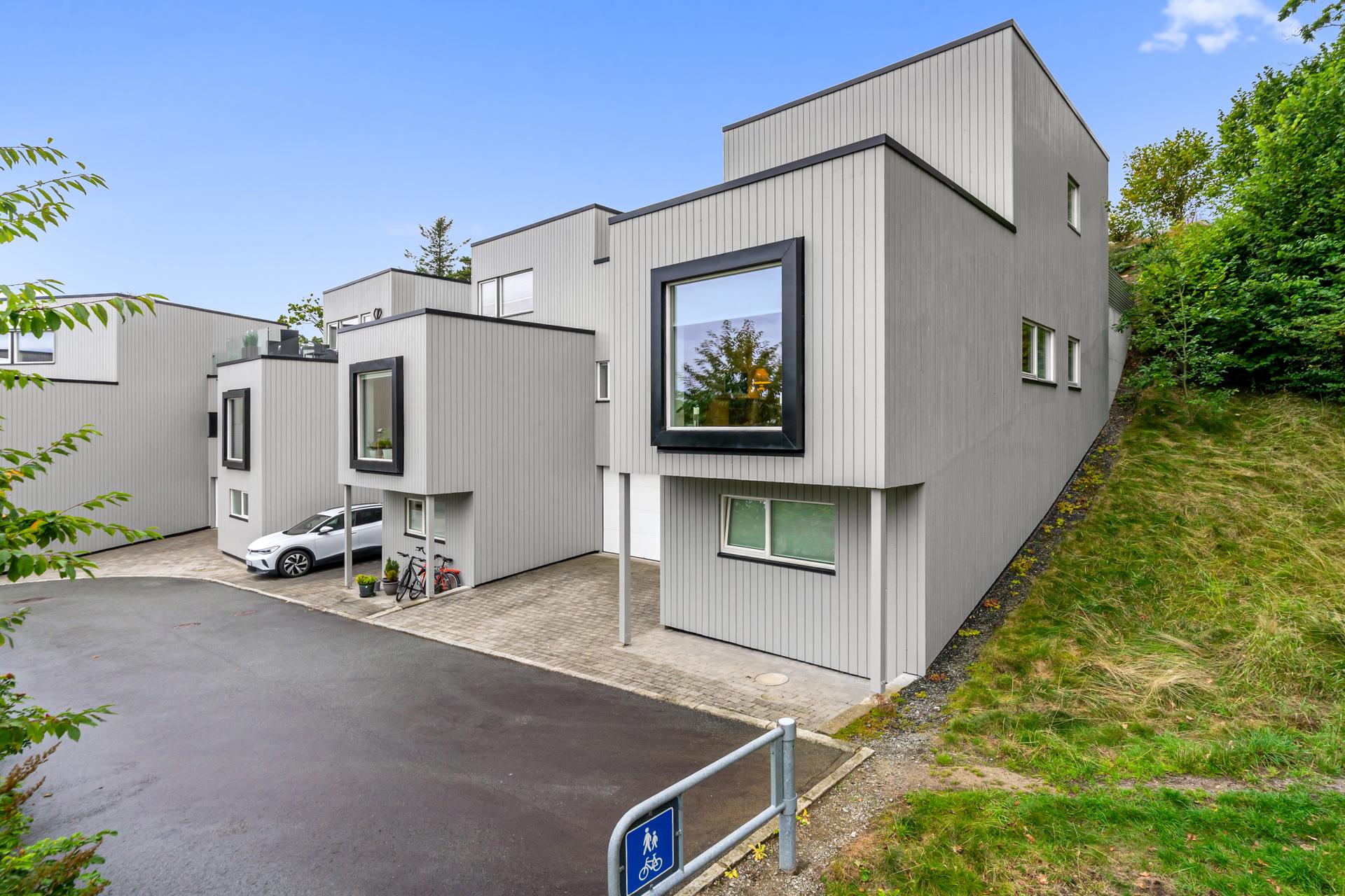 Boligen har god plassering på enden og grenser til et friareal. . Bilde nummer 3 av 3