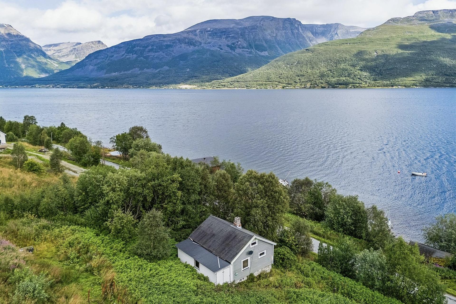 Eiendommen ligger på en skrånende, østvendt tomt. . Bilde nummer 2 av 3