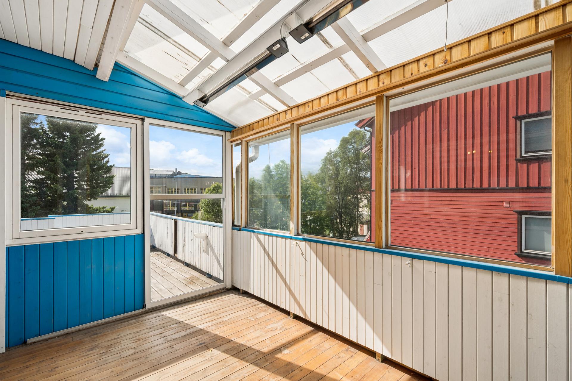 Fra første etasje er det utgang til en romslig, overbygget terrasse på 22 m².. Bilde nummer 3 av 3