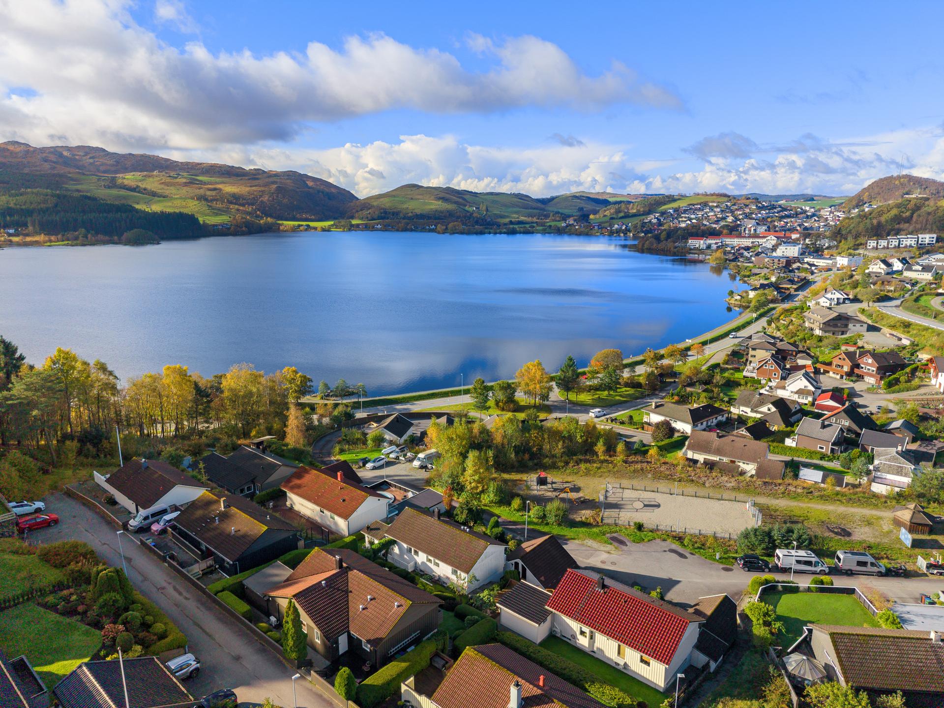 Flott plassering i rolig blindgate. Utsikt mot Edlandsvatnet . Bilde nummer 3 av 3