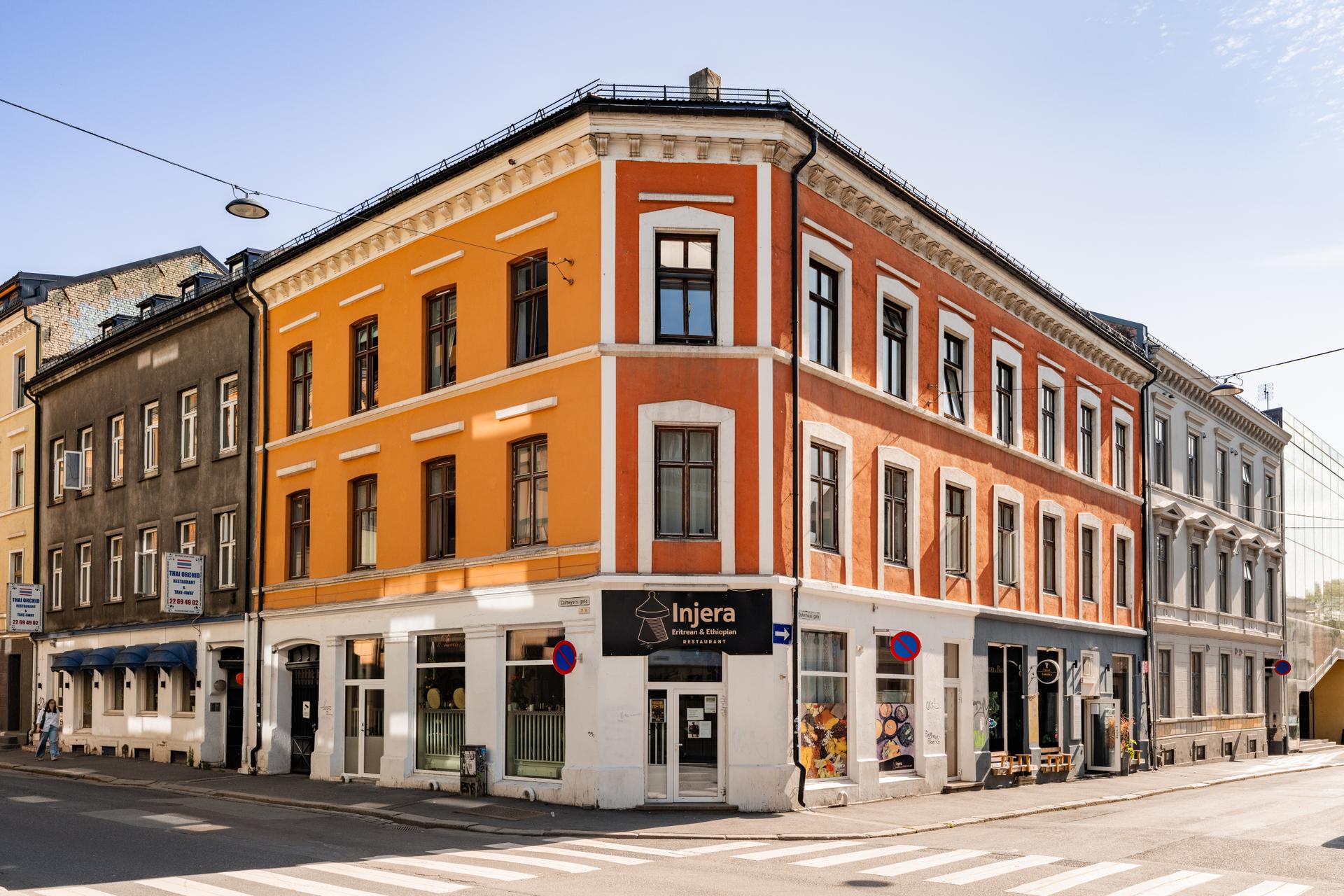 Klassisk bygård på hjørnet av Calmeyers gate, oppført i 1882.. Bilde nummer 3 av 3