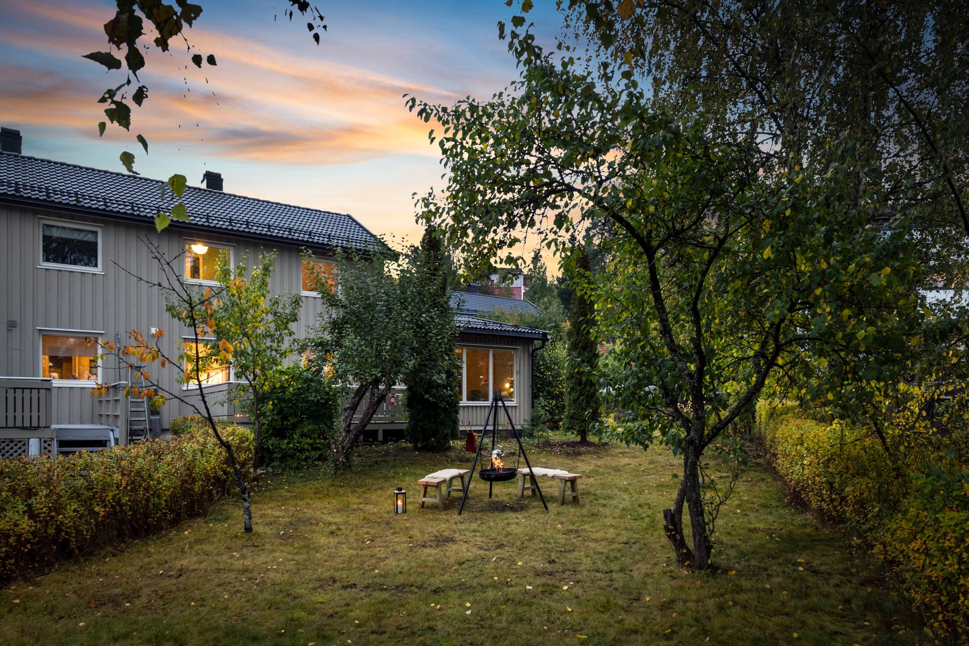 Velkommen til Nedre Prinsdals vei 68 B. En vertikaldelt tomannsbolig med ekstra stor stue i tilbygget. Her har man en spesielt stor hage med masse muligheter. Foto: Diana Sedysheva Photography. . Bilde nummer 1 av 3