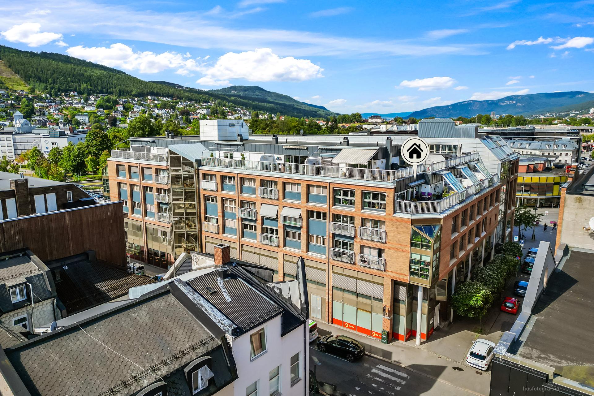 Leiligheten har en egen skjermet takterrasse på ca. 42 m².. Bilde nummer 3 av 3