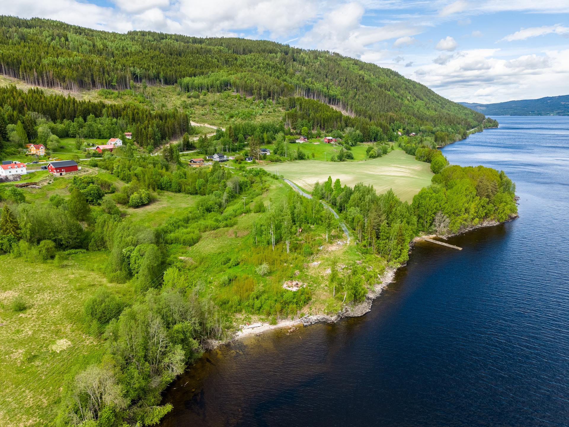 Tomten er i overkant av 17 mål og ligger på vestsiden av Randsfjorden, like nord for Toverud. Flott beliggenhet med Randsfjorden som nærmeste nabo.. Bilde nummer 3 av 3