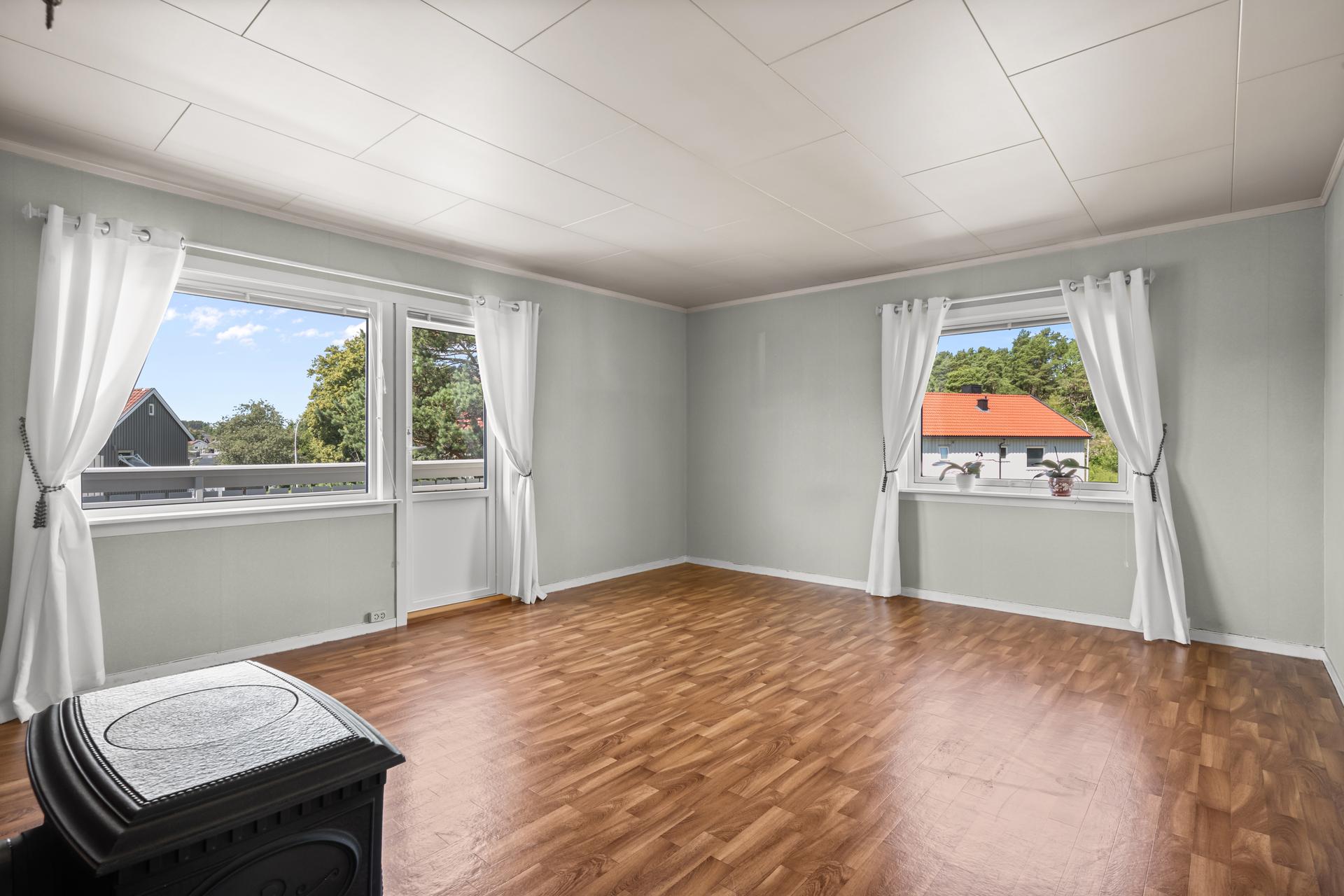 Fra stuen er det direkte utgang til en vestvendt veranda på cirka 7 m².. Bilde nummer 3 av 3