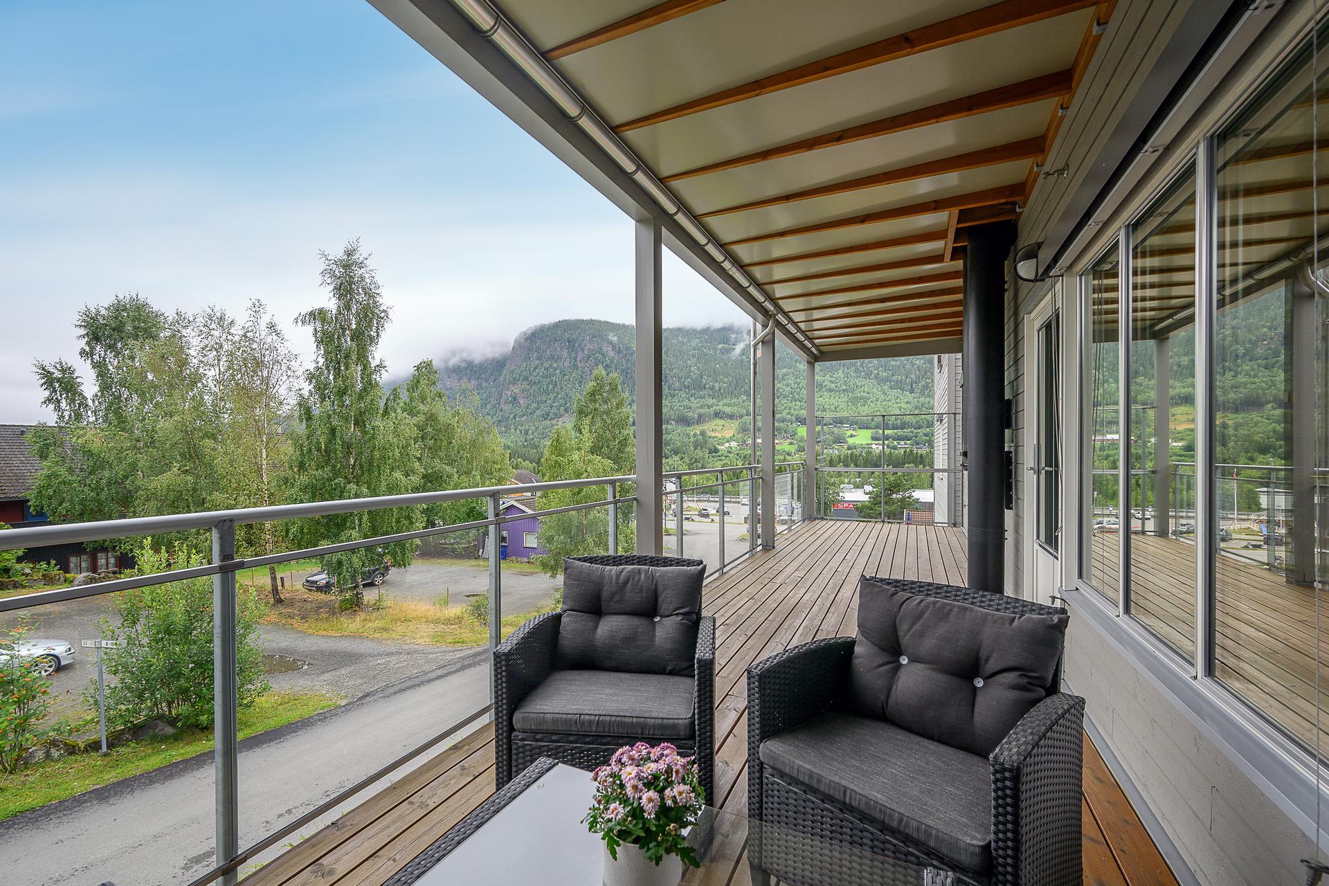 Fra stuen er det utgang til en romslig, sydvendt og overbygd balkong på 25 m².. Bilde nummer 3 av 3