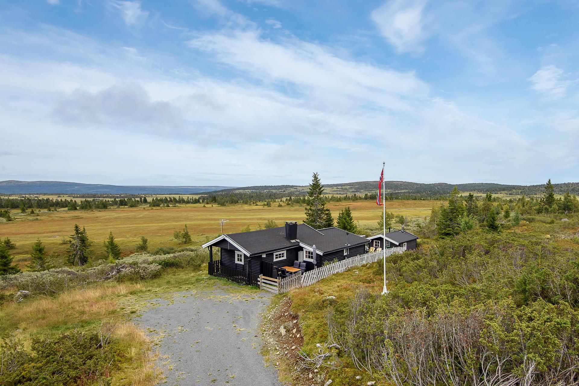 Hytta og eiendommen byr på meget gode solforhold og en fantastisk fin utsikt.. Bilde nummer 3 av 3