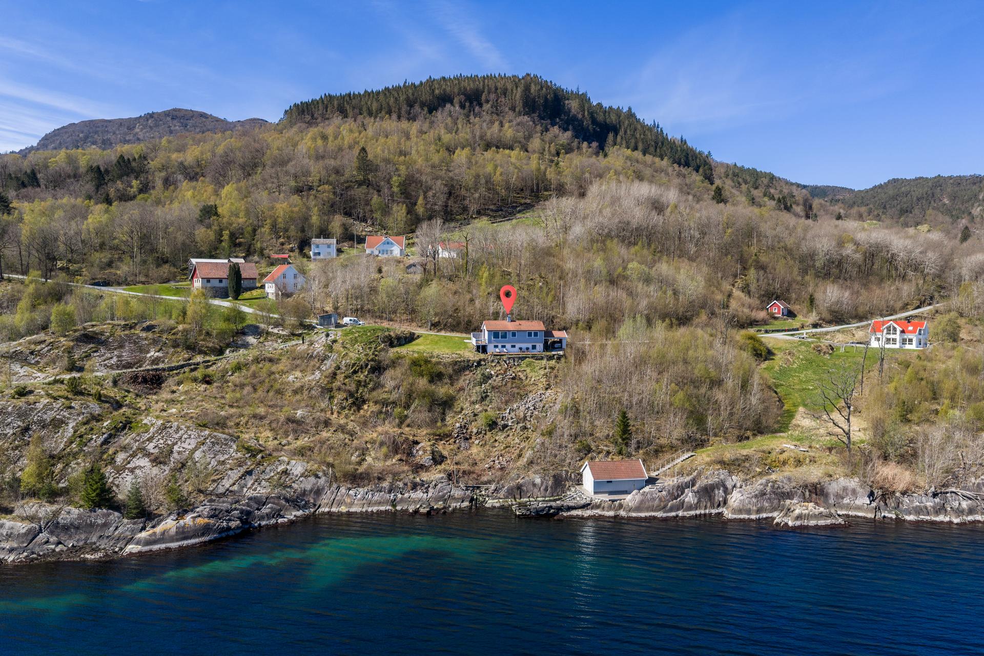 Eiendommen sett fra sjøsiden.. Bilde nummer 1 av 3