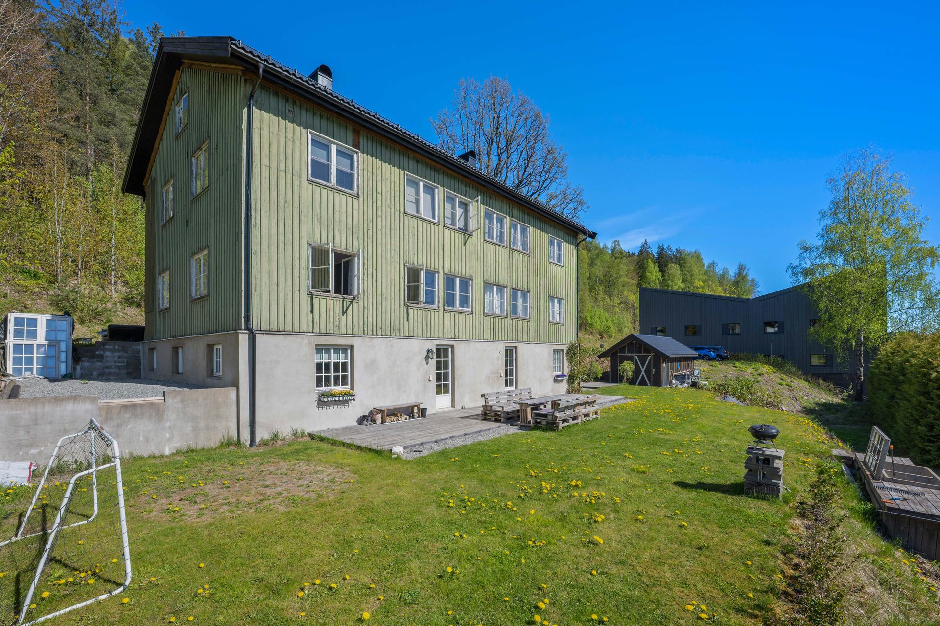 En hel flermannsbolig med fem leiligheter og en stor tomt på ca. 1,4 mål. Eiendommen har et betydelig potensial for videre utvikling.. Bilde nummer 2 av 3