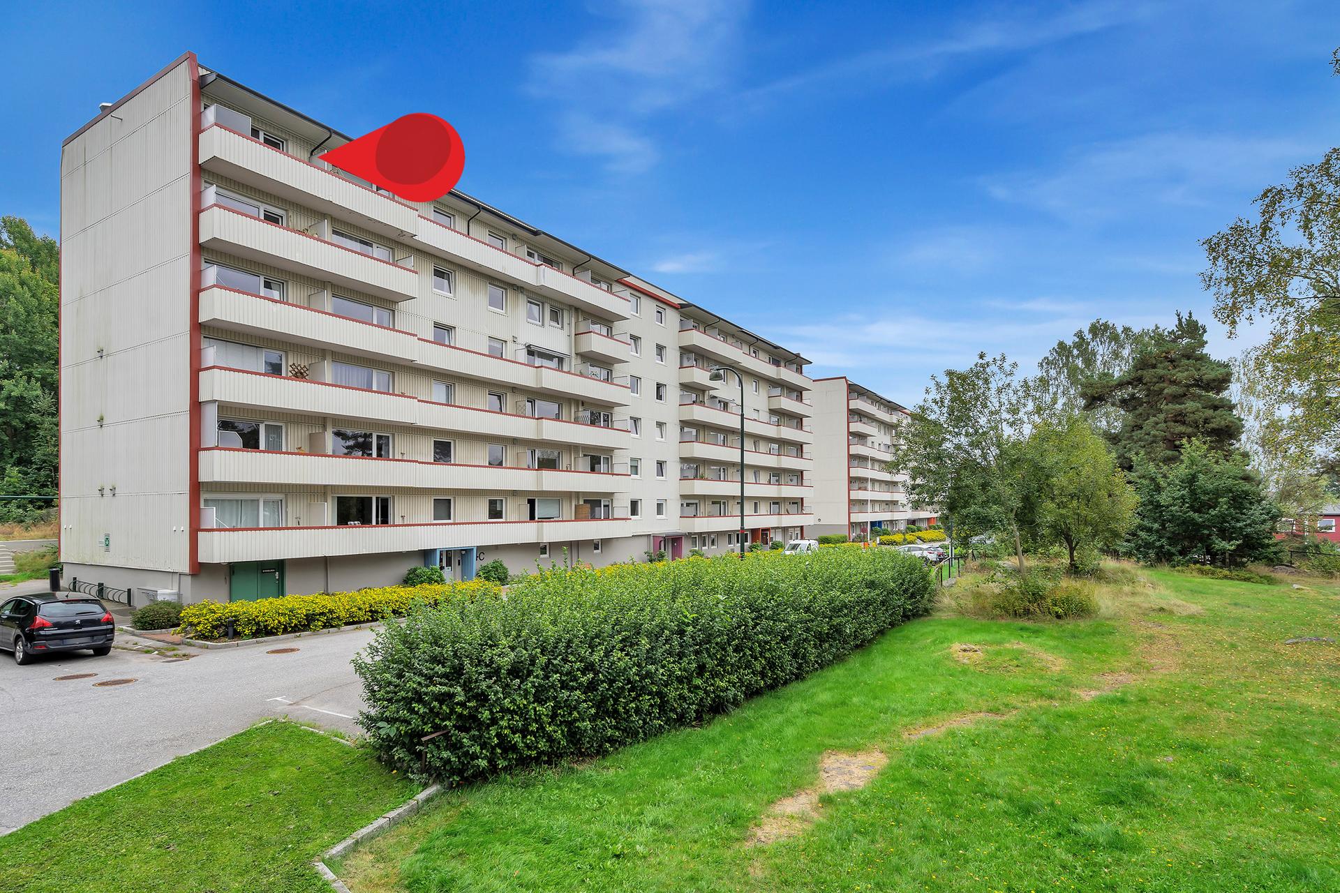 Leiligheten har en attraktiv plassering, med en intern beliggenhet i toppetasjen på enden av bygget. Dette gir deg en luftig atmosfære og rikelig med naturlig dagslys. Adkomsten med heis opp til 5. etasje via B-inngangen, og trappen opp til leiligheten.. Bilde nummer 2 av 3