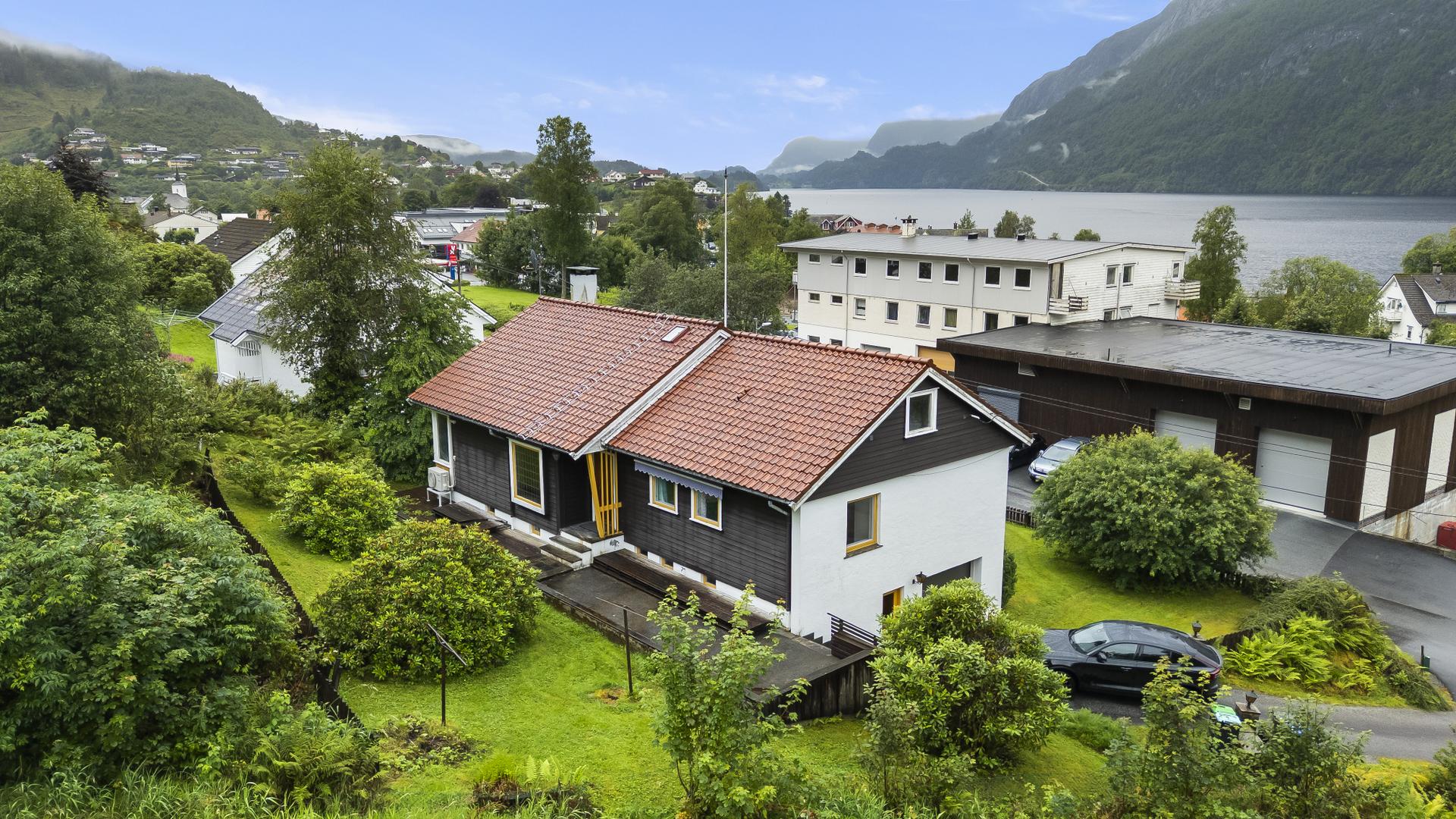Eigedomen ligg fint til i etablert bustadfelt i Dale sentrum. Bilde nummer 3 av 3