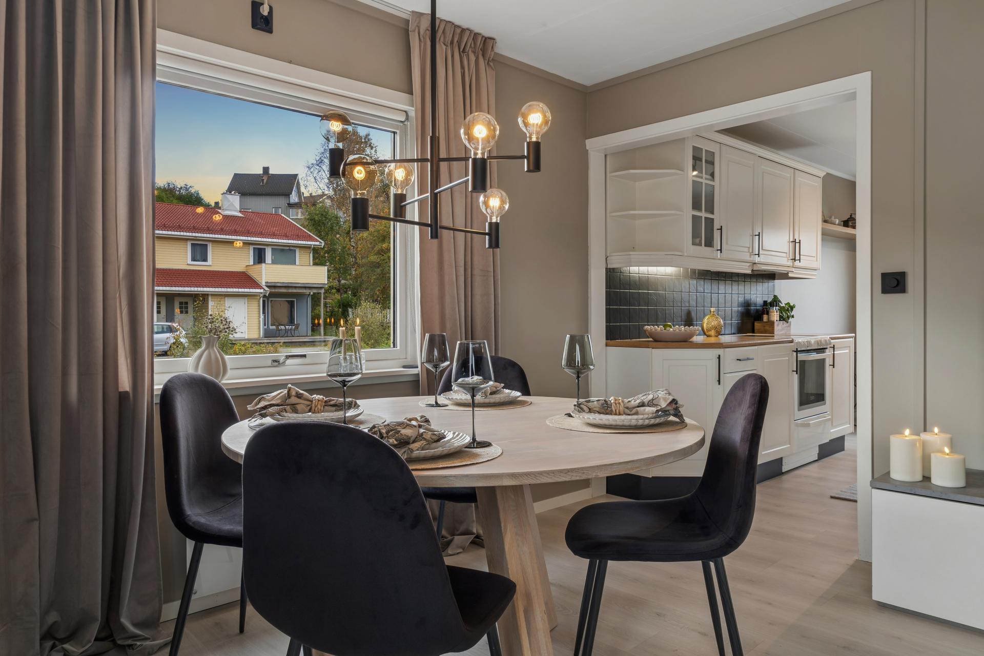 Spiseplassen ligger i tilknytning til kjøkkenet med god plass til spisebord.. Bilde nummer 3 av 3