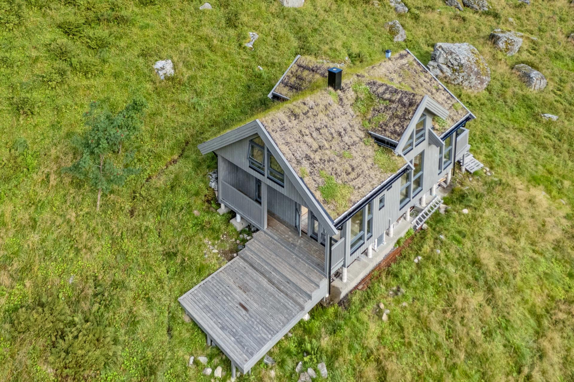 Fritidsbolig fra 2022 omringet av eventyrlig natur, plassert midt mellom majestetiske fjell og sjøen som nærmeste nabo.. Bilde nummer 2 av 3