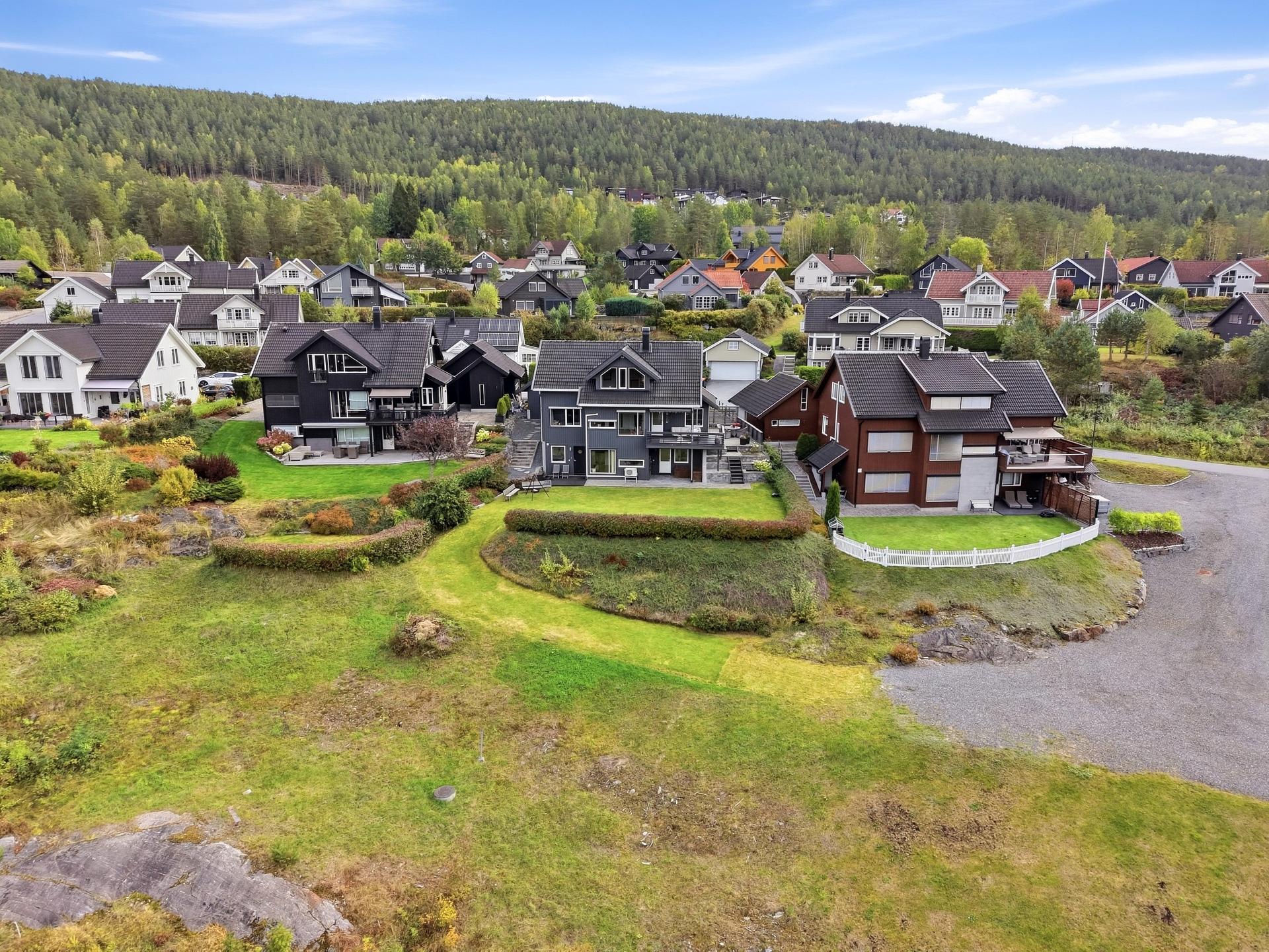 Innholdsrik enebolig over tre plan med godkjent hybel og tilhørende garasje.. Bilde nummer 2 av 3