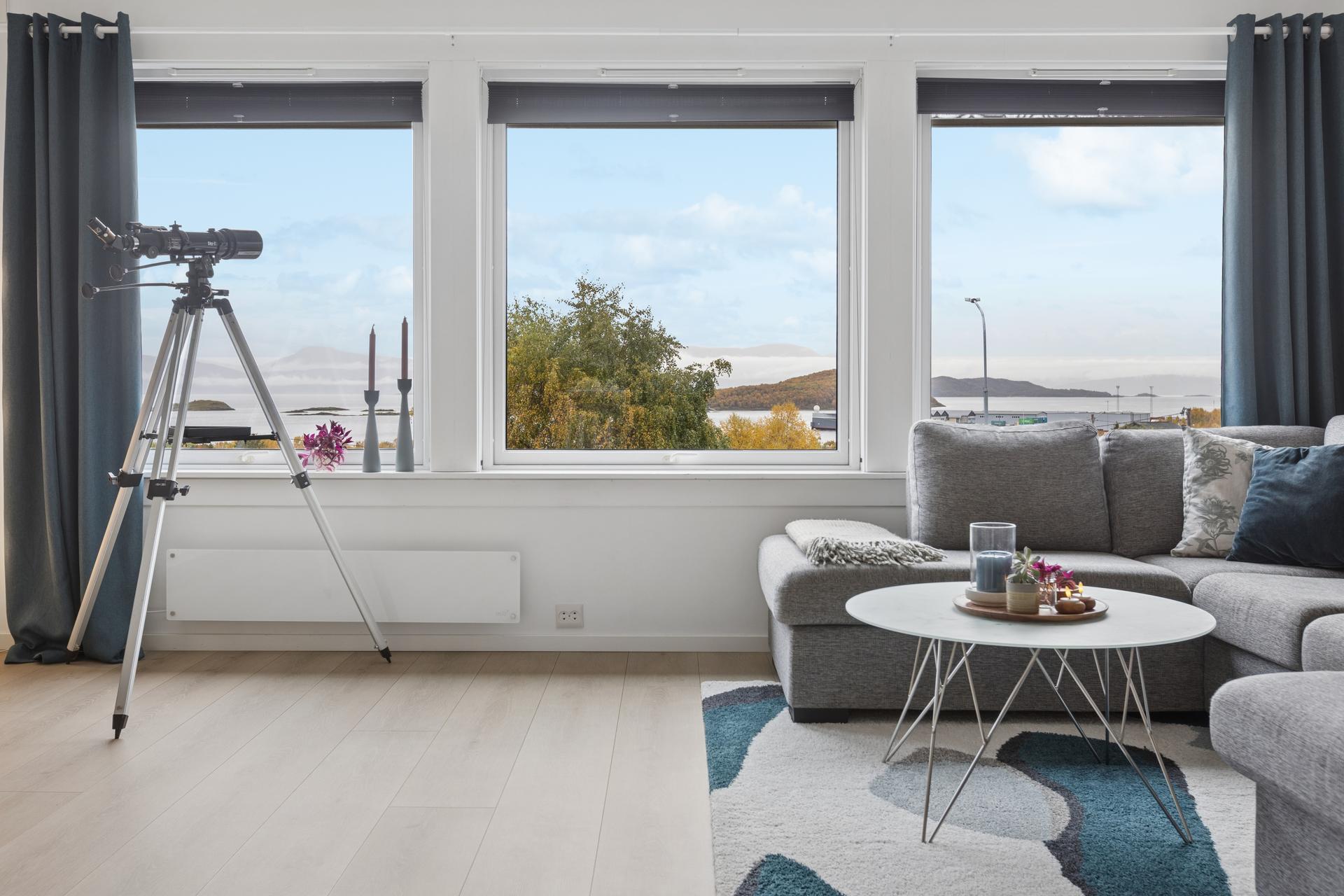Vinduene i stuen er utstyrt med elektrisk utvendig solskjerming.. Bilde nummer 3 av 3