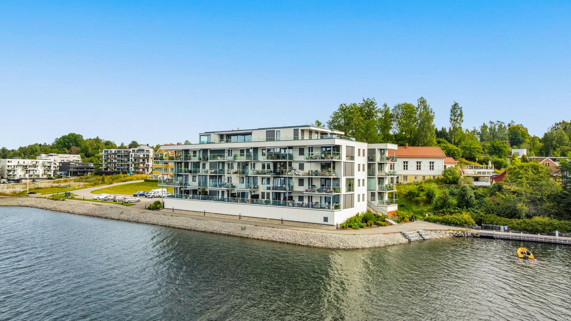Moderne leilighetsbygg fra 2018. Bygget har en unik plassering med umiddelbar nærhet til både sentrum og turområder.. Bilde nummer 3 av 3