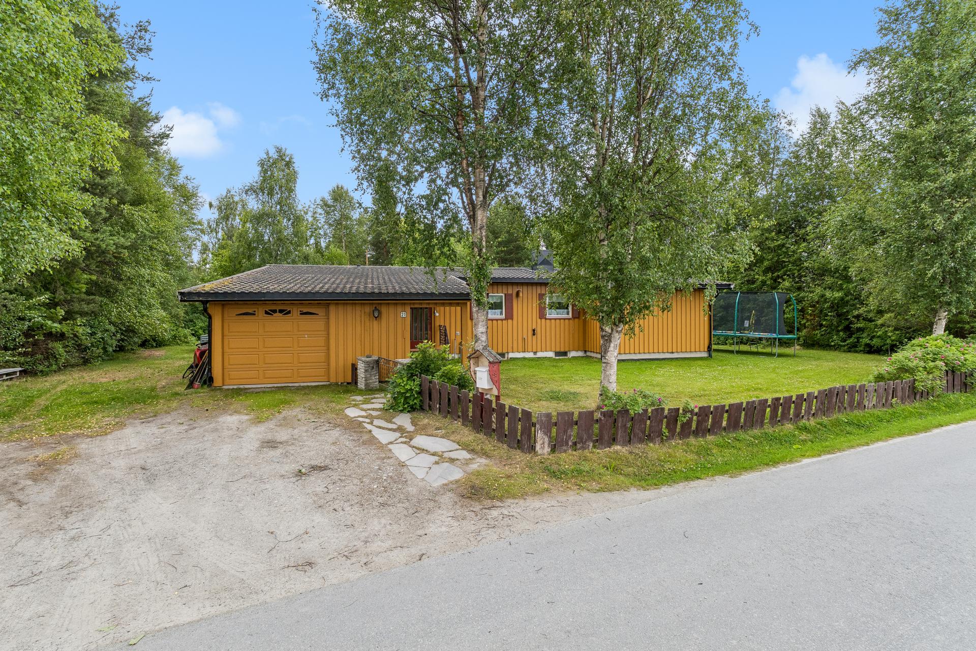 Eiendommen har integrert garasje og gruset gårdsplass med parkering.. Bilde nummer 3 av 3