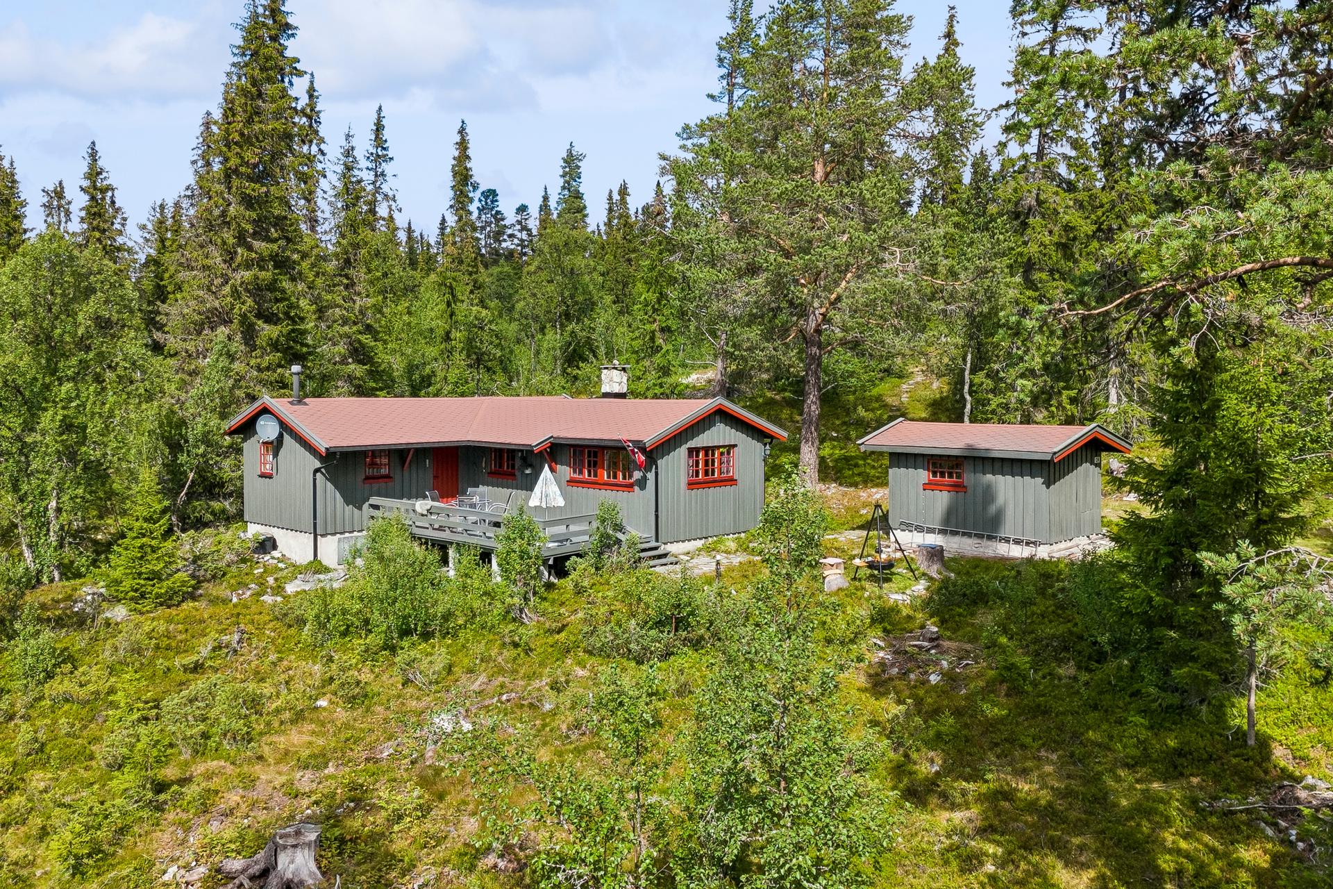 Eiendommen ligger i et etablert hytteområde med utsikt mot Kvitfjell og umiddelbar nærhet til skiløyper.. Bilde nummer 3 av 3
