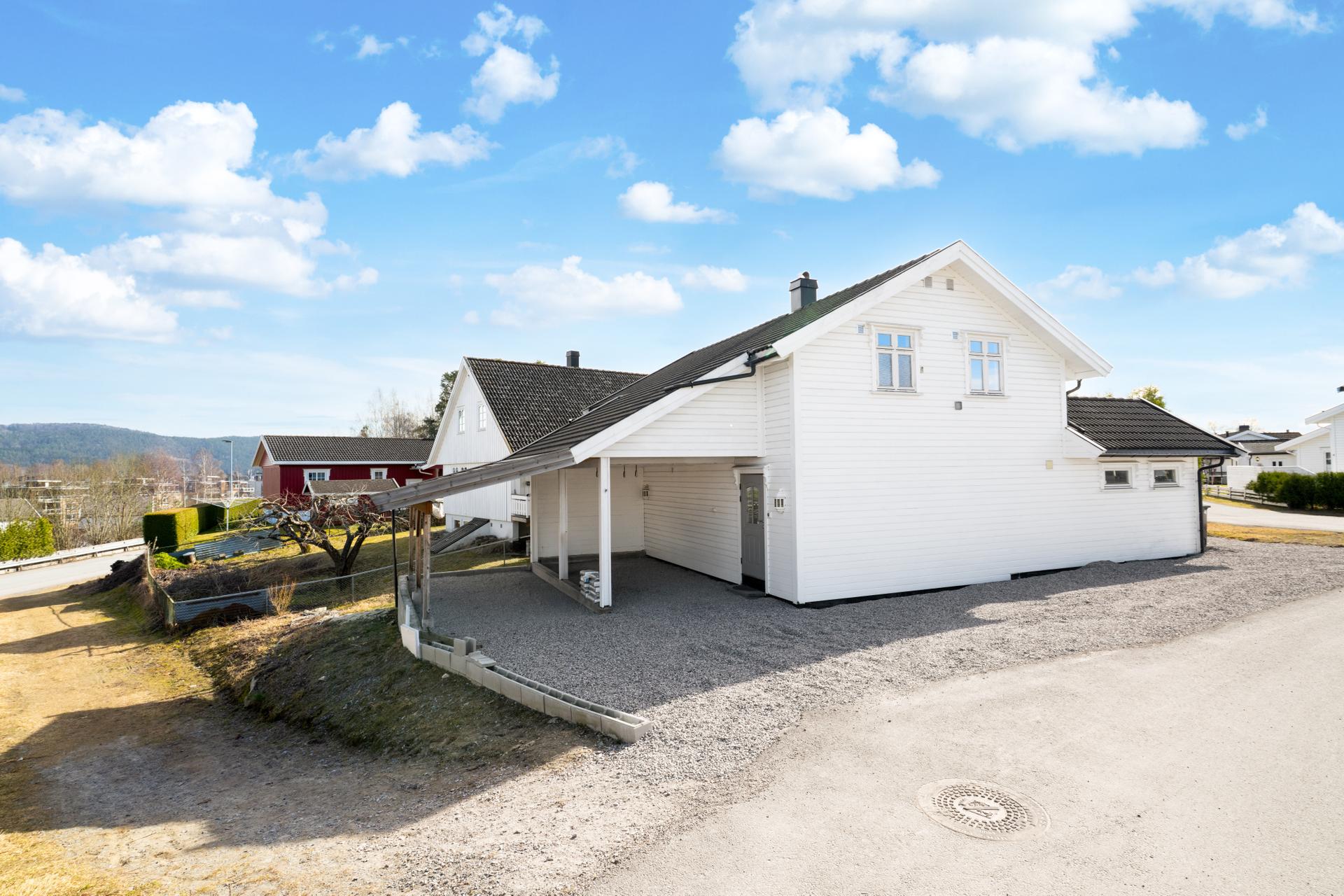 EiendomsMegler1 ved Reidun Dahl presenterer Lahellevegen 19!. Bilde nummer 1 av 3