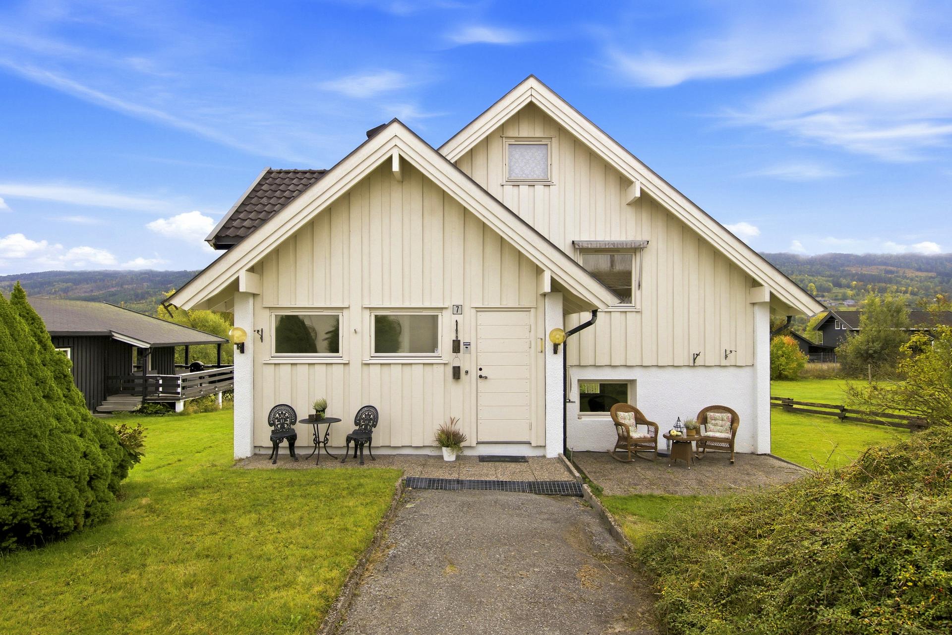 Innholdsrik enebolig over to plan med halvetasjeløsning, stor tomt og frittliggende garasje.. Bilde nummer 2 av 3