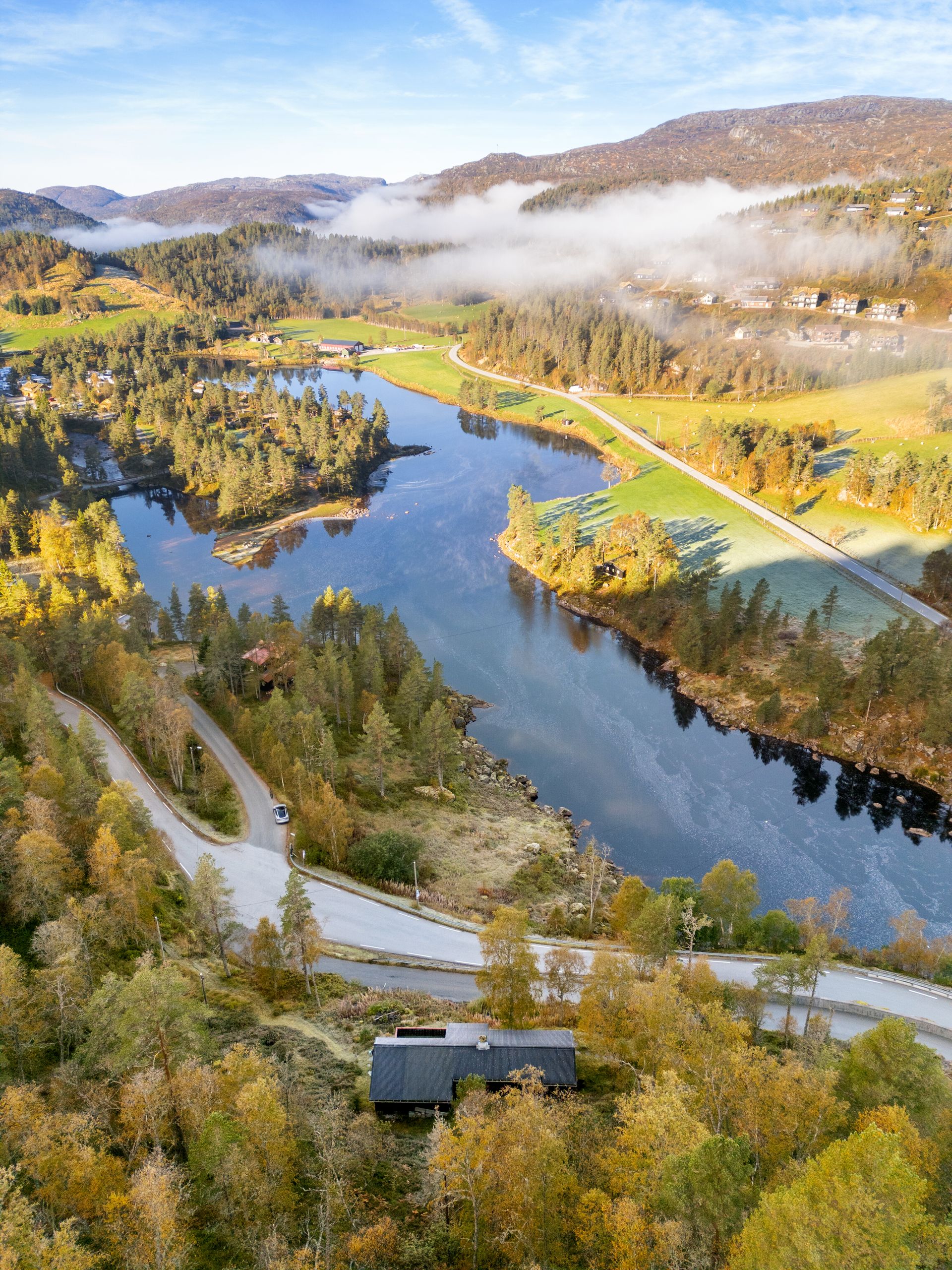 Neseveien 2
Beliggende med flott utsikt ovenfor  veien som går mellom Sageneset og Nesset sentralt i Sirdal. Her har man enkel tilgang til skiløypene, både oppover Solheimsdalen, nedover til Tjørhom og til Furåsen. . Bilde nummer 2 av 3