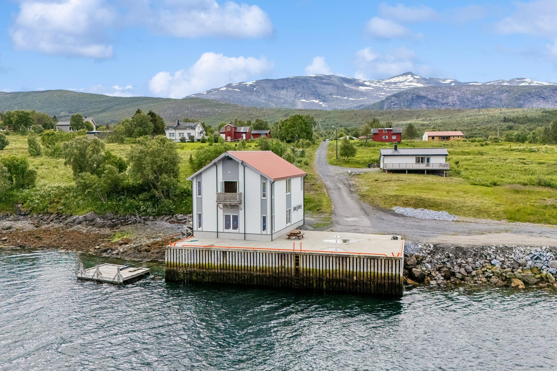 Lager- og kontorbygget er oppført på betongkai med tilhørende flytebrygge for båtfortøyning. Bilde nummer 3 av 3