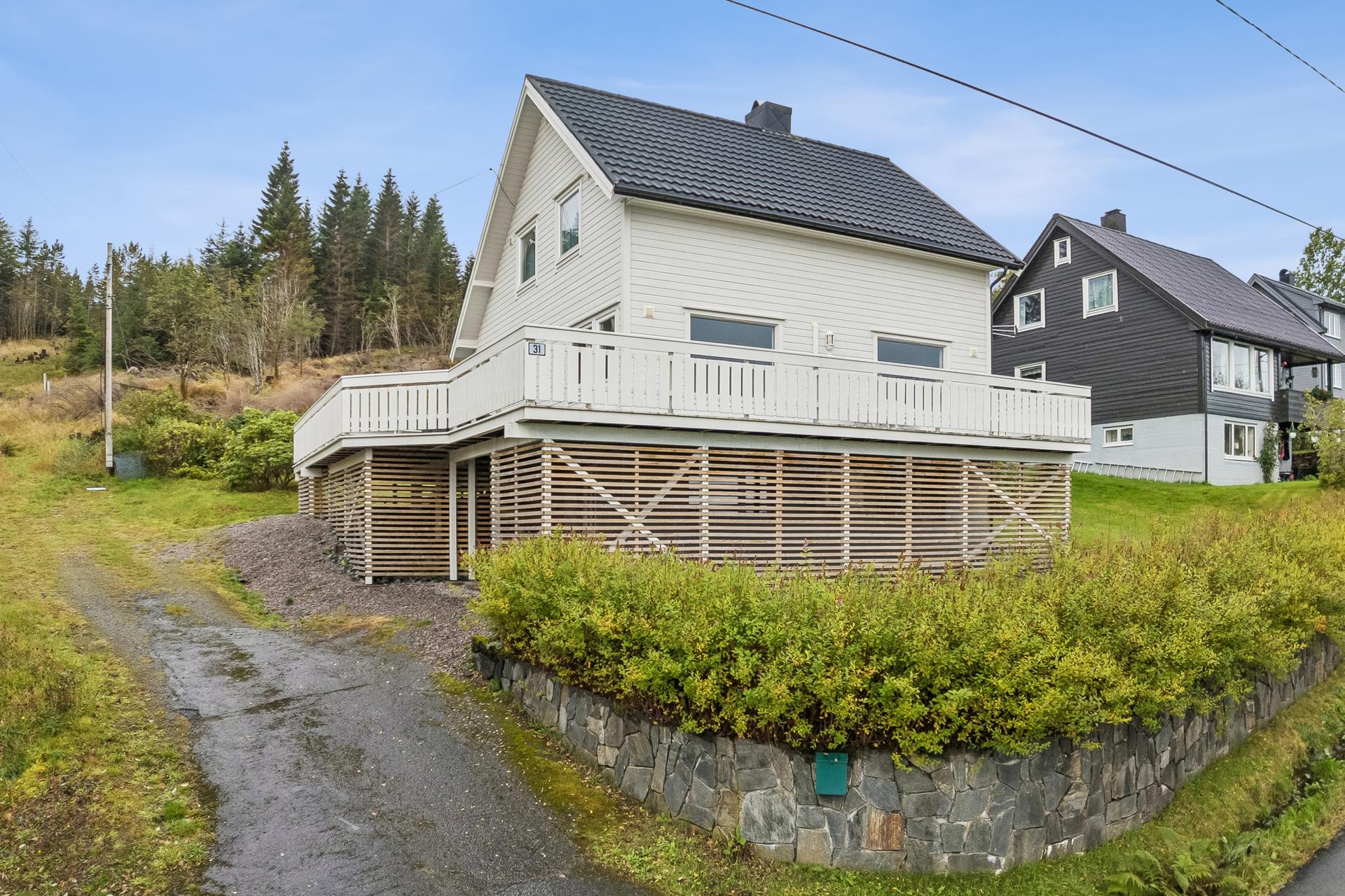 Frittliggande einebustad over tre plan med stor terrasse og oppgradert kledning frå 2017.. Bilde nummer 2 av 3