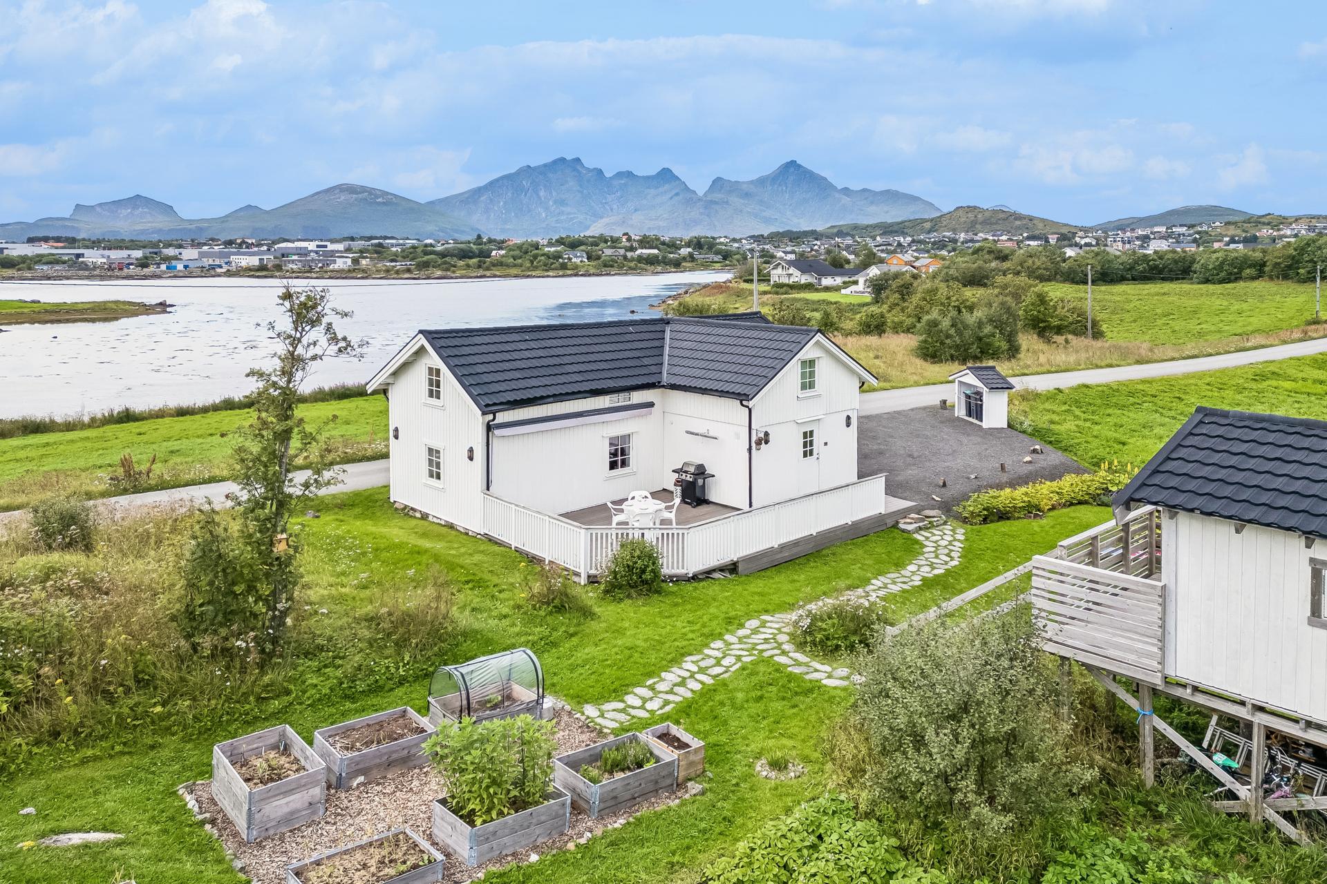 Velkommen til Holsøyveien 84 - Presentert av EiendomsMegler1 Lofoten. Foto: EFKT. Bilde nummer 1 av 3