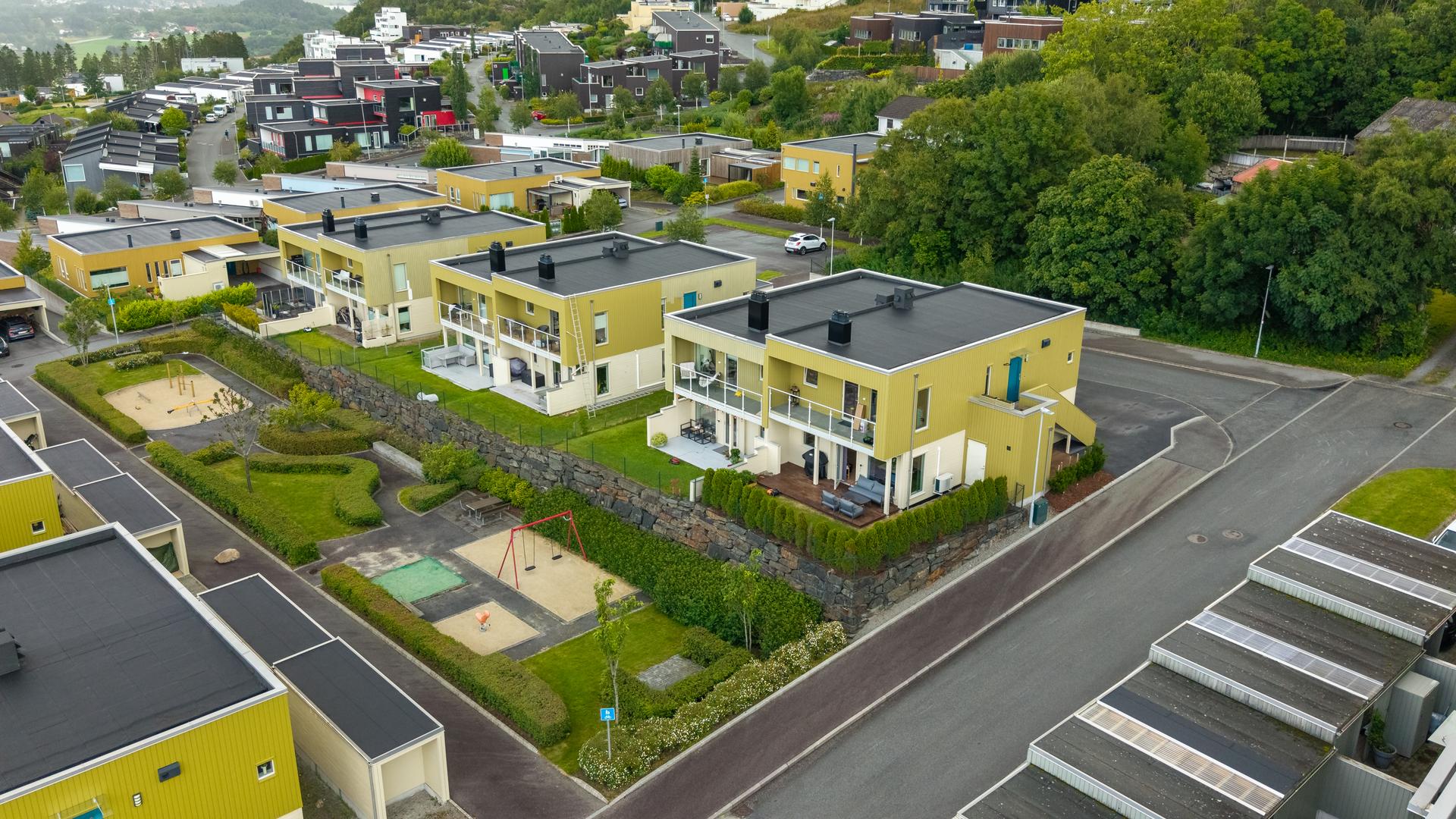 Flere lekeplasser og grøntområder i umiddelbar nærhet.. Bilde nummer 3 av 3