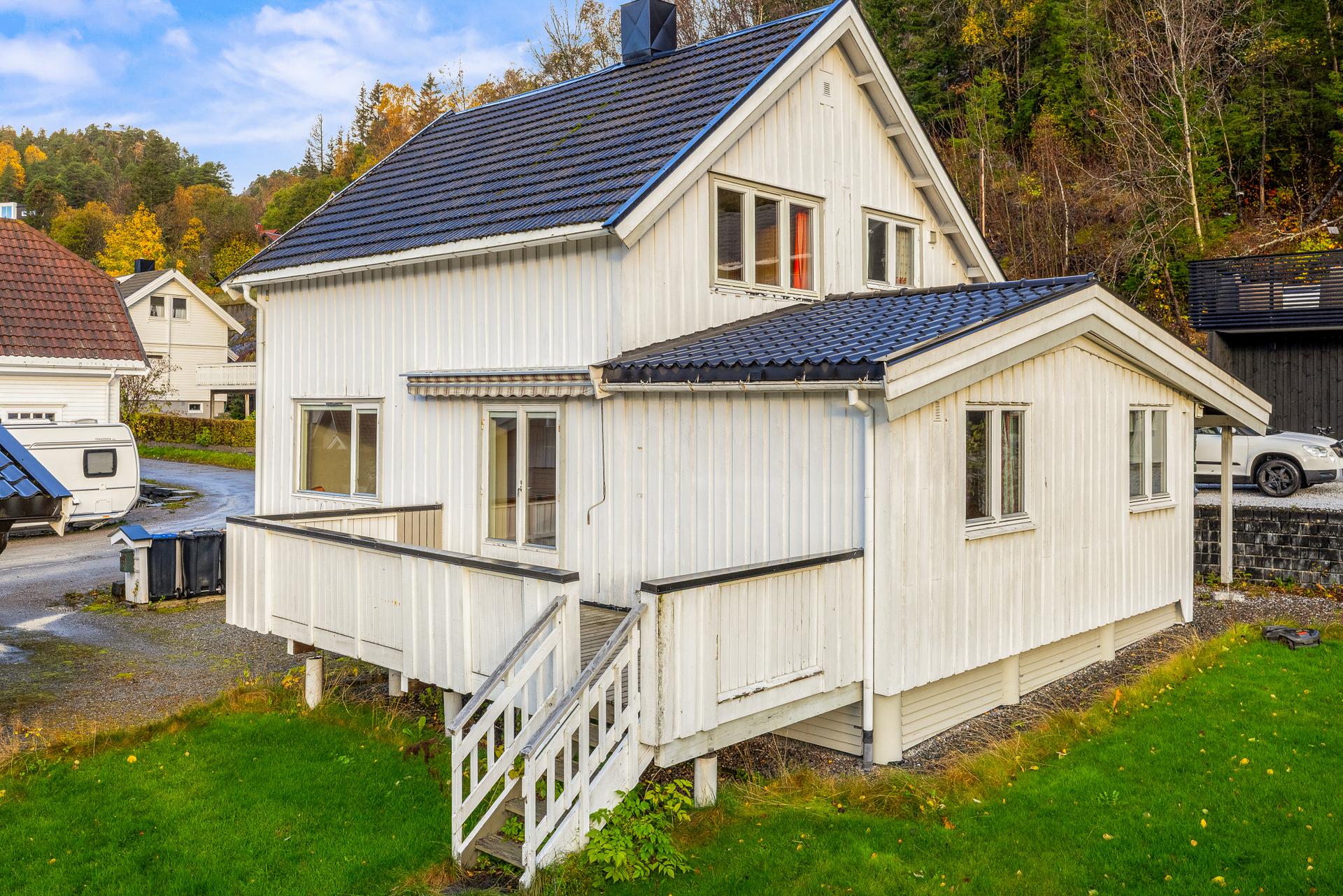Boligen har sin opprinnelse fra 1911 og er senere utvidet med tilbygg og ombygginger . Bilde nummer 3 av 3