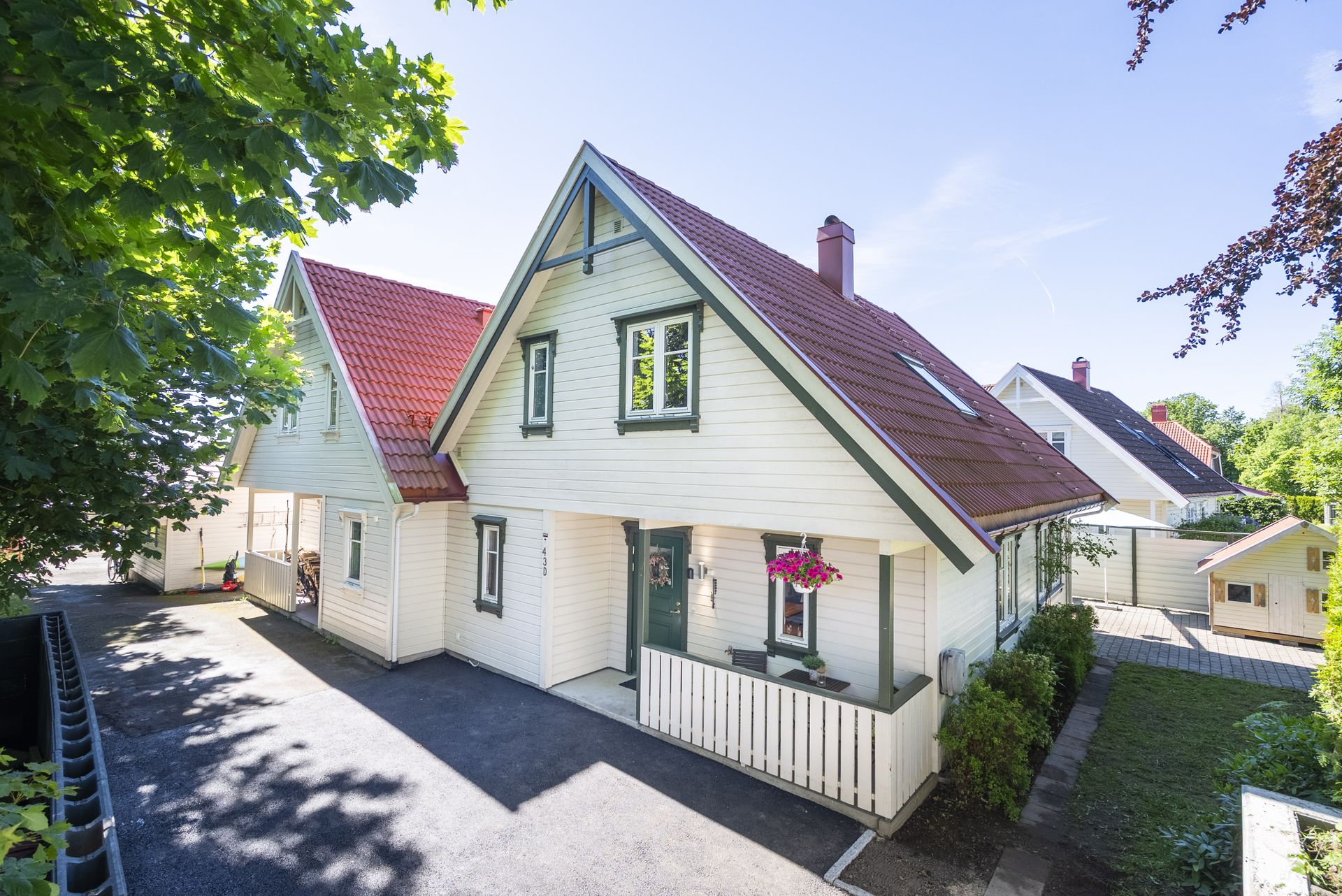 Velkommen til denne sjarmerende tomannsboligen! Foto: Thomas Larsen.. Bilde nummer 1 av 3