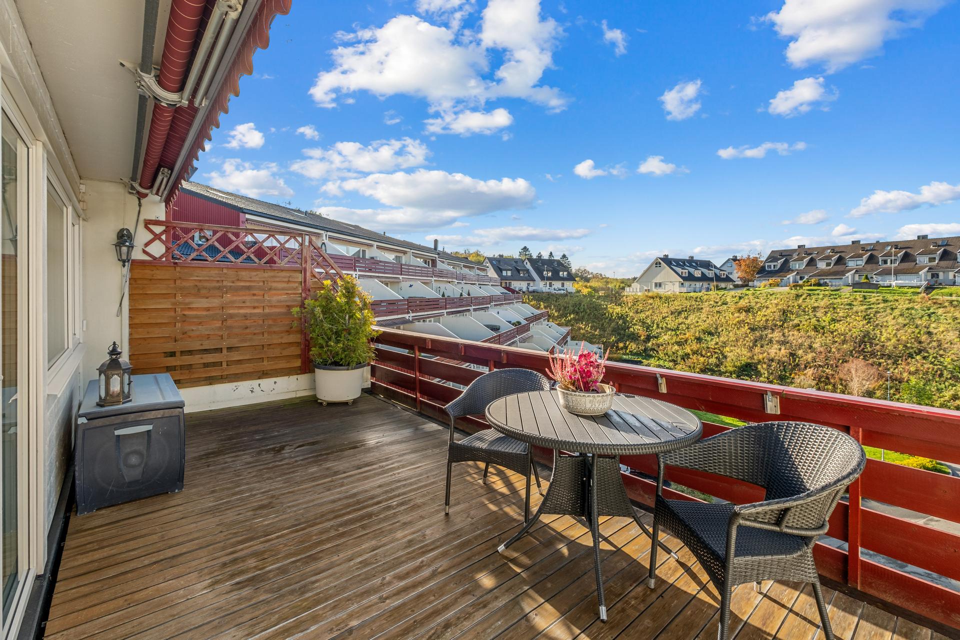 Stor terrasse på hele 18 m².. Bilde nummer 3 av 3