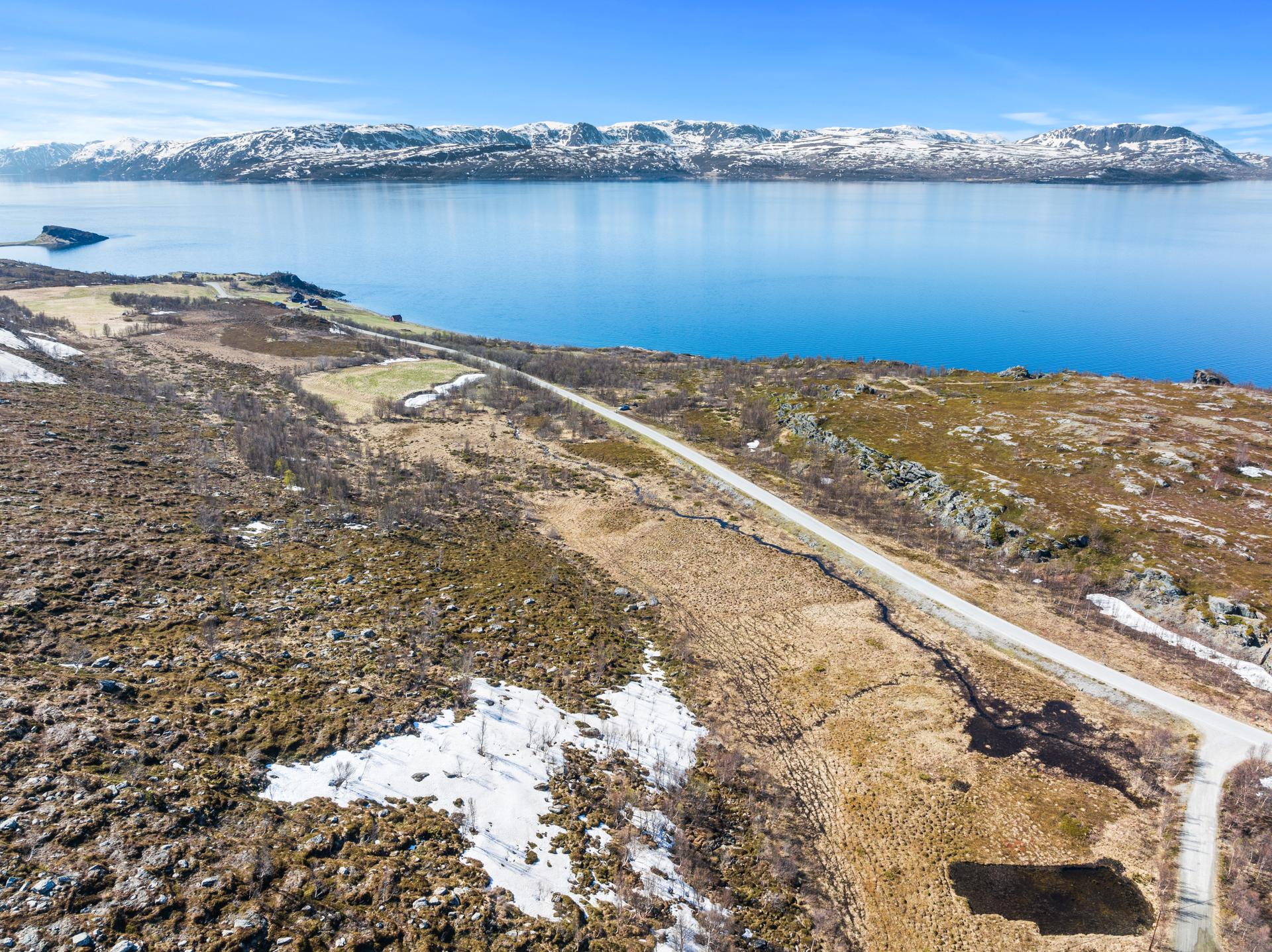 I tillegg til fjorden ligger Gjeveluftvatnet i umiddelbar nærhet til tomten.. Bilde nummer 2 av 3