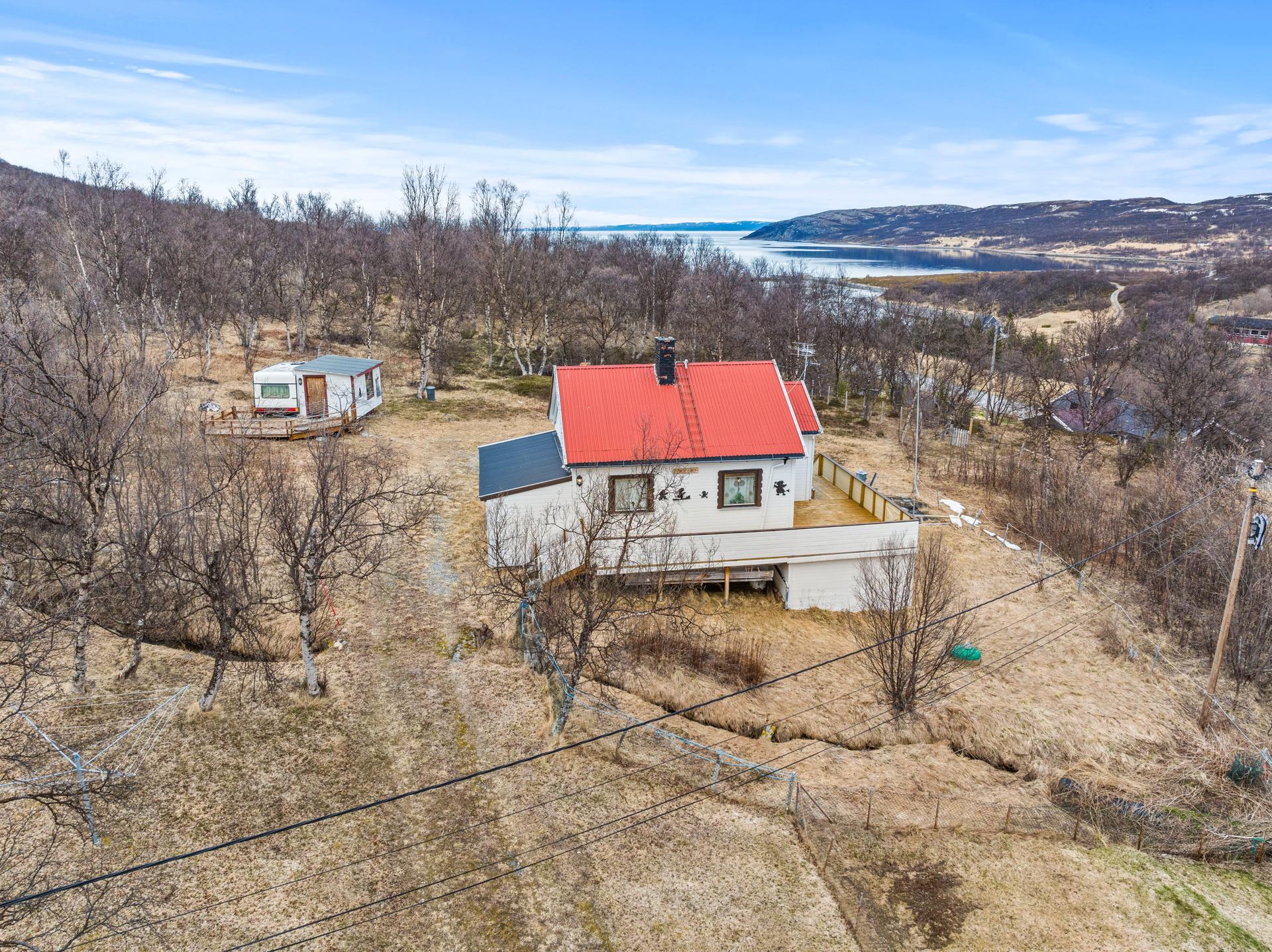 Enebolig fra 1952 på en skrånende tomt. Eiendommen er oppgradert med ny drenering og en veranda på 33 m² i 2014.. Bilde nummer 2 av 3