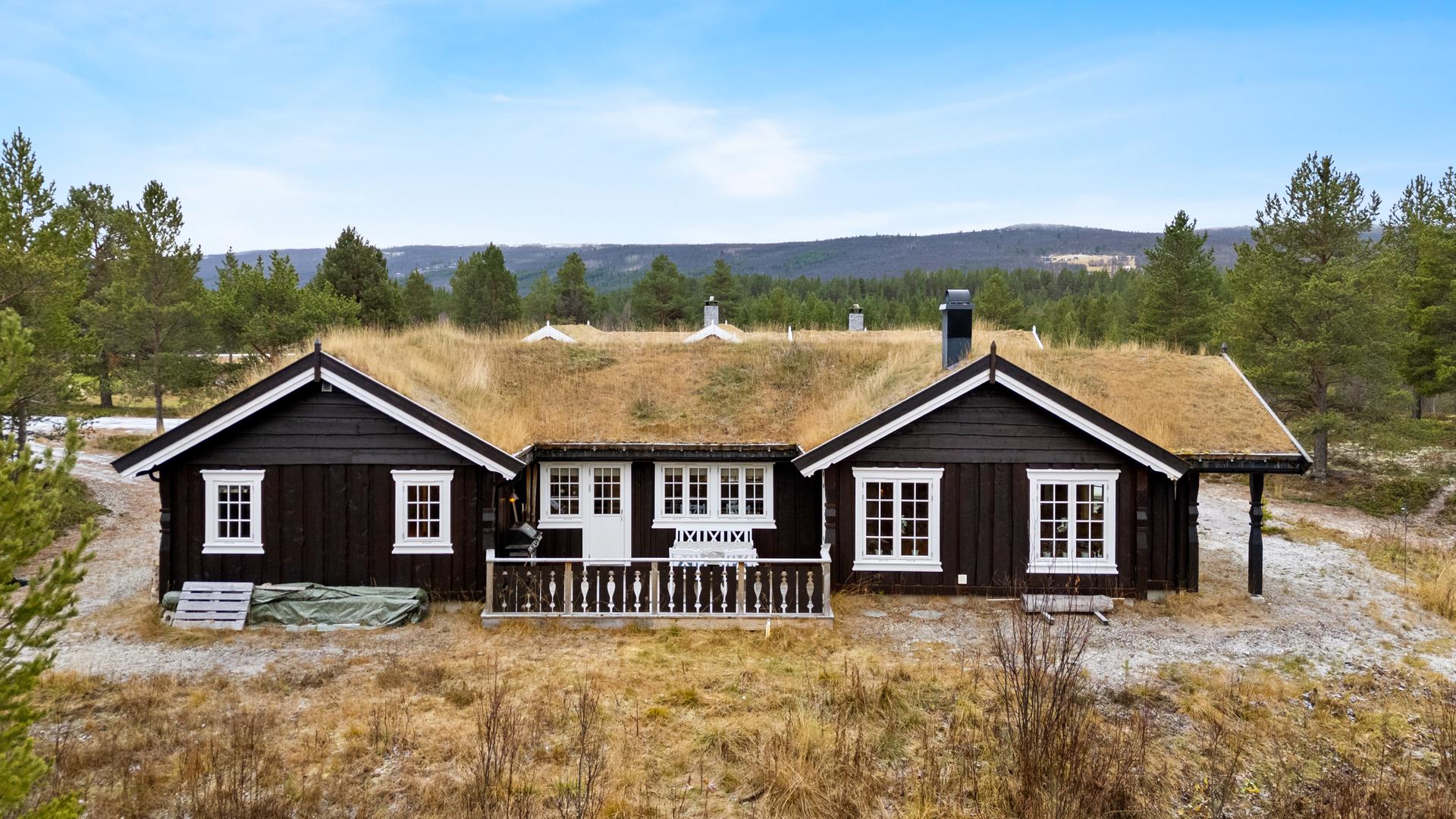 Hytta ble oppført i 2013 og er på 145m².. Bilde nummer 3 av 3