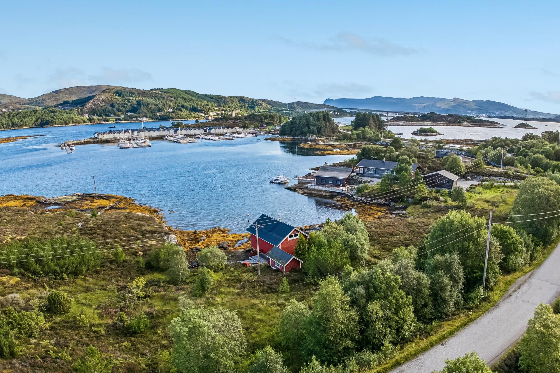Naust med innredet loft, anneks og nærhet til sjøen.. Bilde nummer 2 av 3