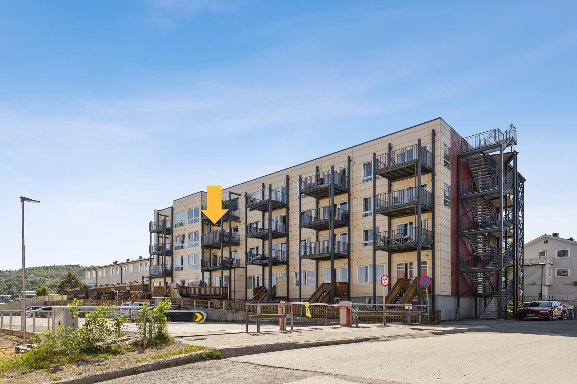 EiendomsMegler 1 v/ Bente Norhild Larsen har gleden av å ønske velkommen til Skoleveien 9 O i populære Slottet Boligpark! Leiligheten ligger i 3. etasje.  Foto: EFKT. Bilde nummer 1 av 3