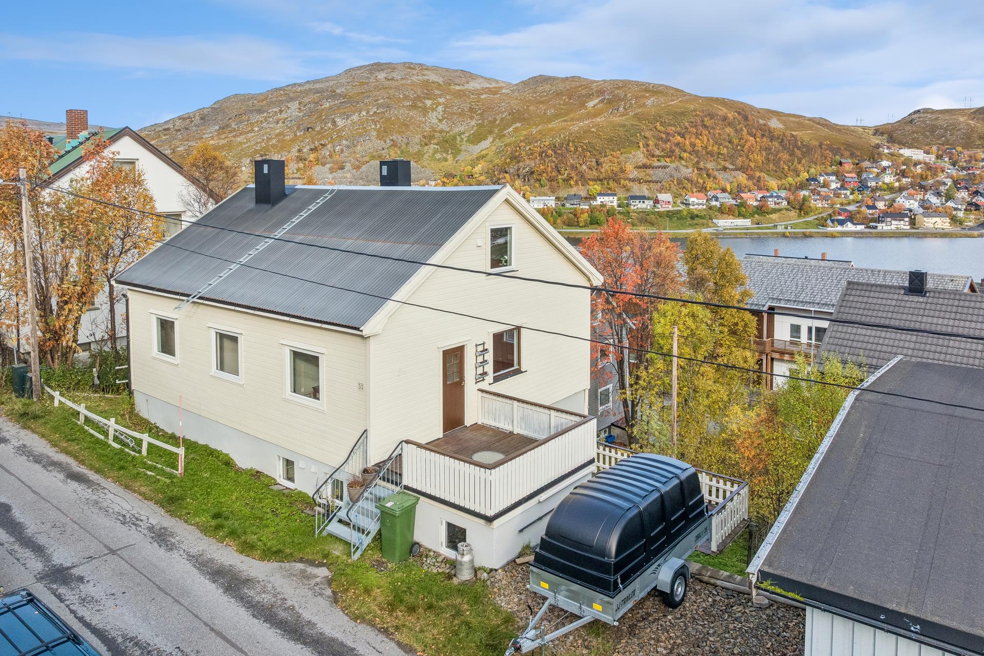 Frittliggende enebolig over tre plan med to registrerte boenheter og utsikt mot nærområdet og fjorden.. Bilde nummer 2 av 3
