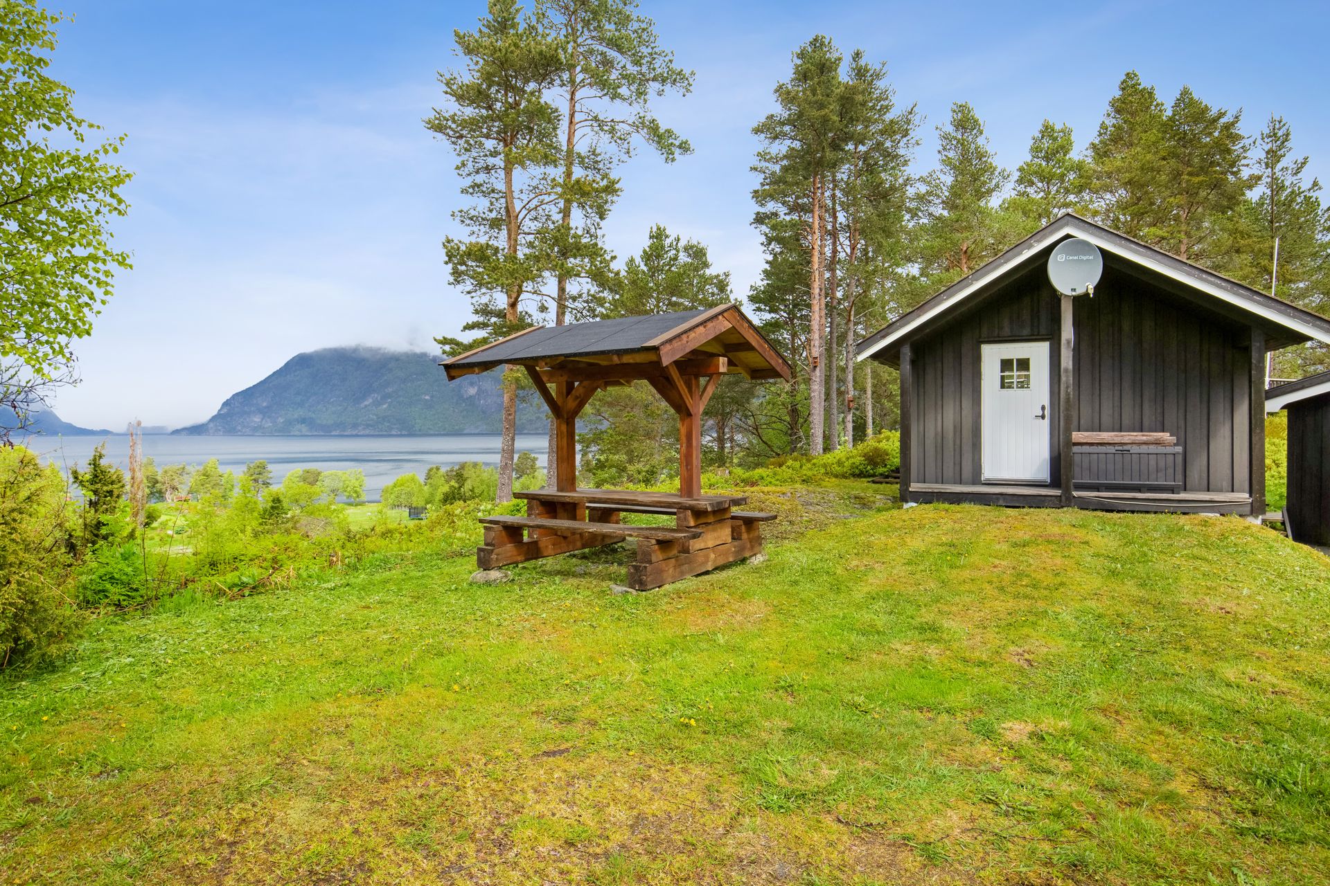Flott utsikt utover fjorden!. Bilde nummer 3 av 3